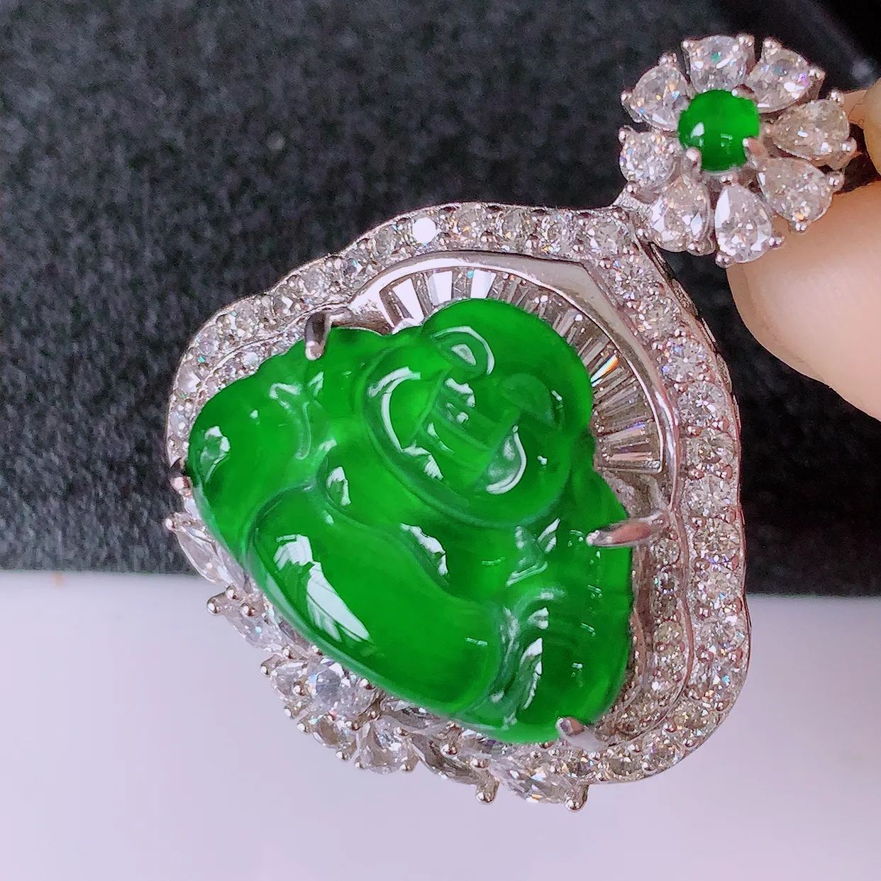 冰透满绿翡翠925银镶嵌佛公吊坠，自然光实拍，翠色灵动，颜色漂亮，种老水足，品相佳，佩戴佳品！#97.20整体33.8*26.5*12.5裸石19.5*15.5