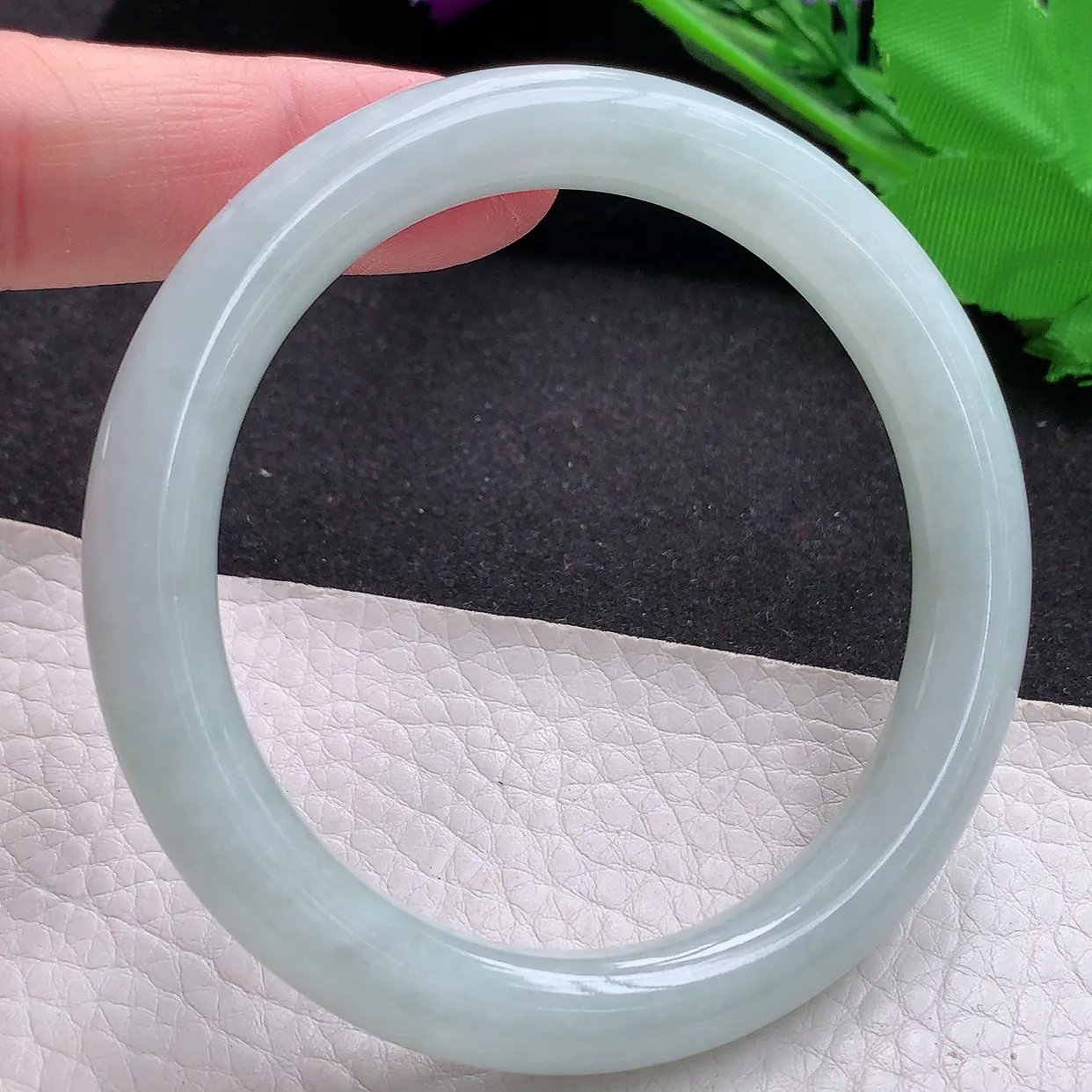 z自然光57*9.2*9美人镯 缅甸翡翠A货浅绿水润圆条玉手镯玉手环