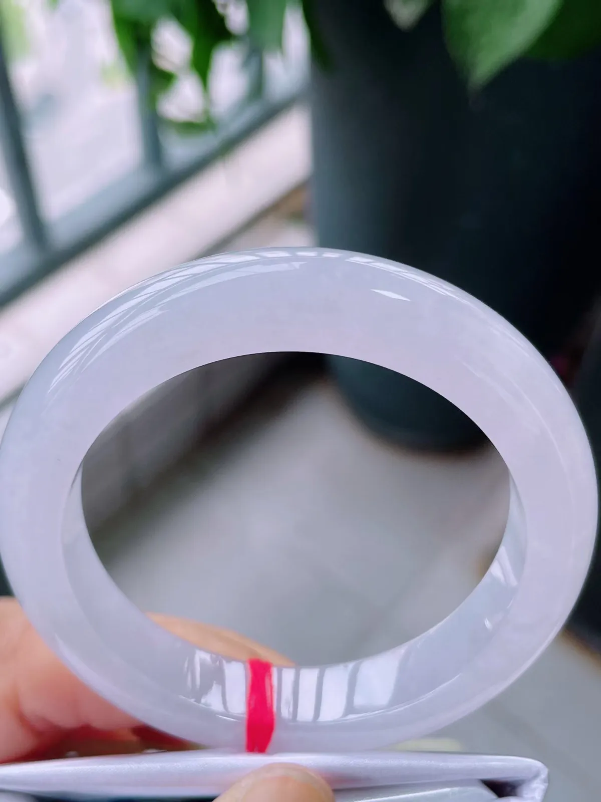 【翡翠名称】老种冰白月光54正圈口手镯
【翡翠尺寸】54-11.8-9.8mm适合53-55正圈口佩戴
【翡翠描述】宝贝种老水足，玉质细腻，色泽靓丽，性价比高，佩戴效果好！
【其它赠送】权威证书/精美挂绳盒子/支持全国复检