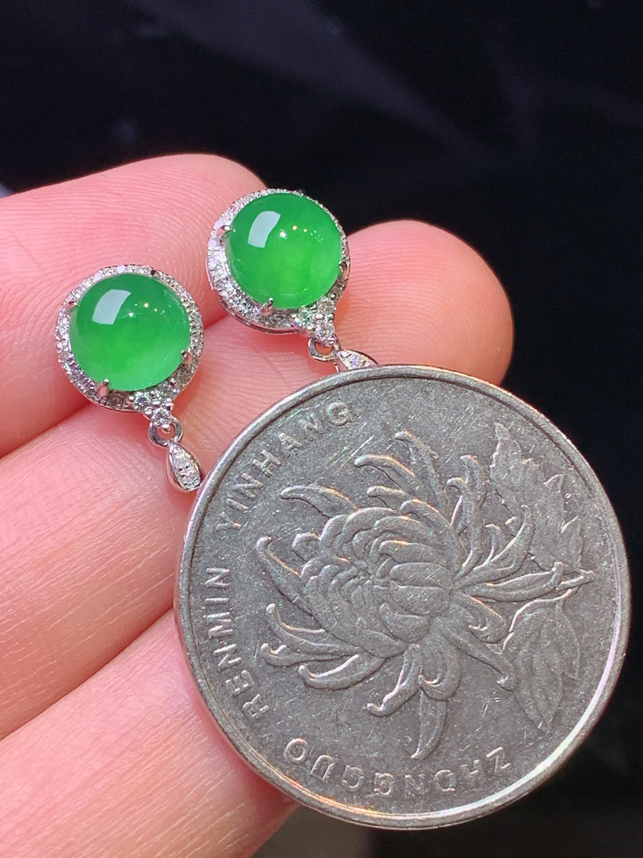 满绿蛋面耳钉 玉质细腻 色泽清新艳丽 整体尺寸13*8*6