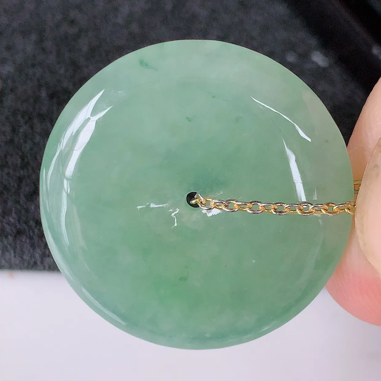 自然光实拍，冰种满绿飘花翡翠平安扣吊坠，玉扣，平安是福；很美的料子，平安扣佩戴优雅迷人！#57.20