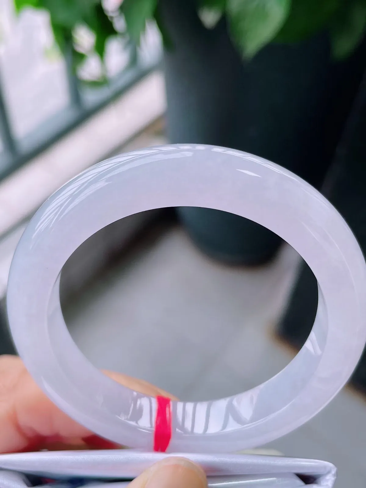 【翡翠名称】老种冰白月光54正圈口手镯
【翡翠尺寸】54-11.8-9.8mm适合53-55正圈口佩戴
【翡翠描述】宝贝种老水足，玉质细腻，色泽靓丽，性价比高，佩戴效果好！
【其它赠送】权威证书/精美挂绳盒子/支持全国复检