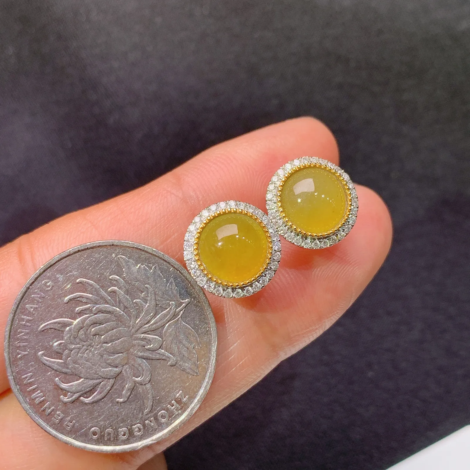 冰黄翡蛋面耳钉，18k金镶嵌，色泽鲜艳，水色超佳 尺寸10.9*4.5