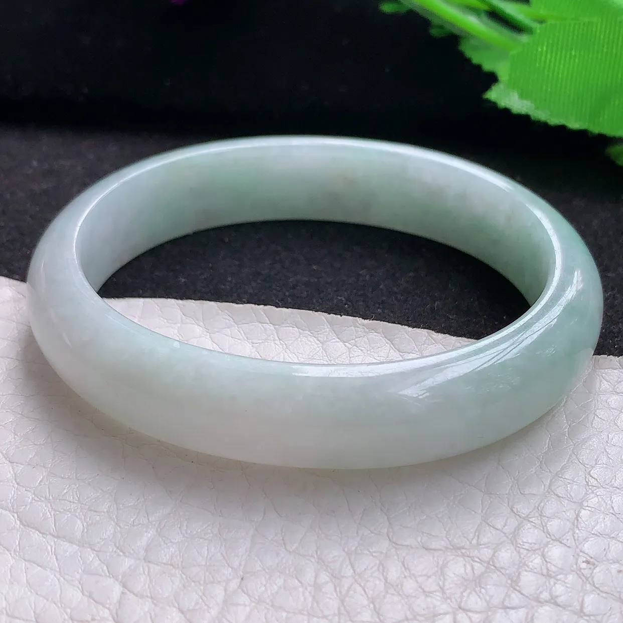 ll自然光55.5*47.5*12*7贵妃镯 翡翠a货玉镯子浅绿蛋形宽边玉手环