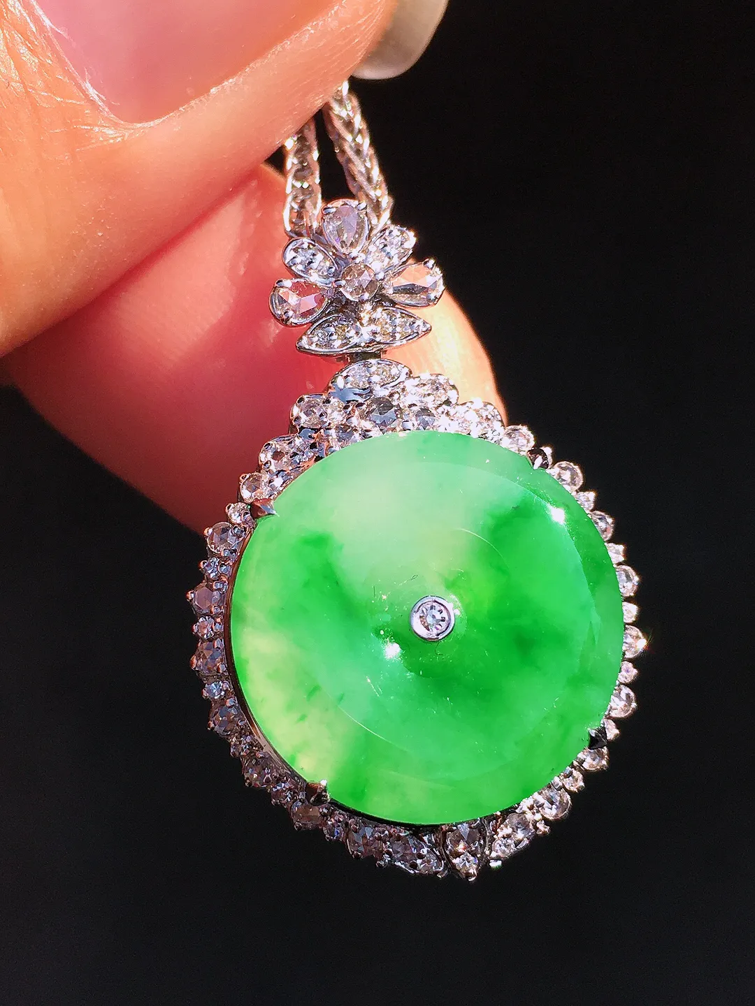 阳绿平安扣吊坠，色泽艳丽，玉质细腻，荧光感超
强，饱满圆润，尽显优雅气质，18k
金豪华镶嵌