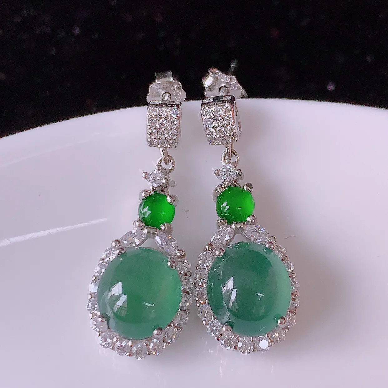 冰透满绿翡翠925银镶嵌耳坠，自然光实拍，翠色灵动，颜色漂亮，种老水足，品相佳，佩戴佳品！#97.20整体25*10*7裸石8.5*7.5