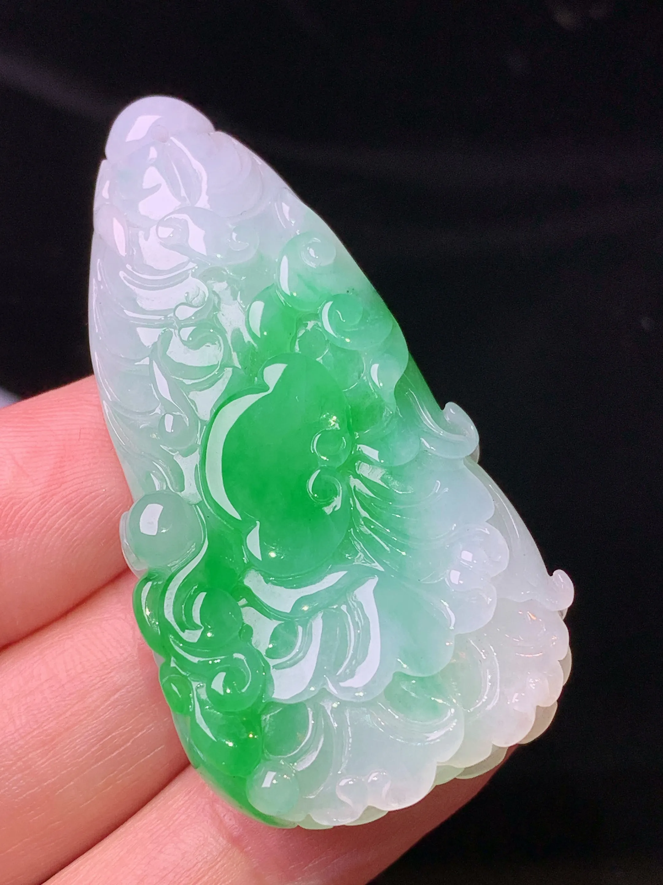 飘绿白菜吊坠 玉质细腻 色泽清新艳丽 整体尺寸52.6*27*9.5