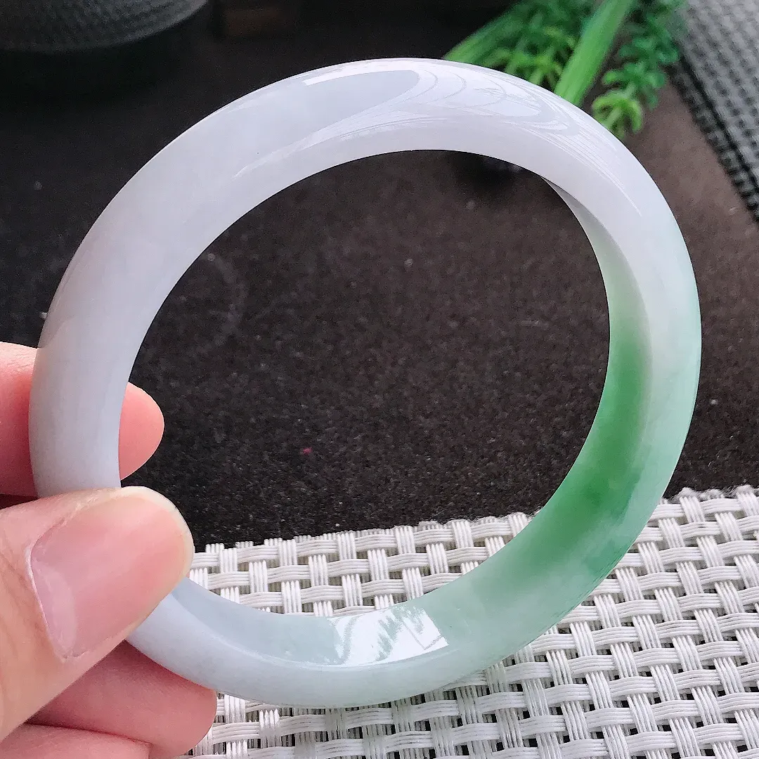 天然A货翡翠62.5/12.4/8.5老坑精美温润飘绿手镯大圈口宽边玉镯