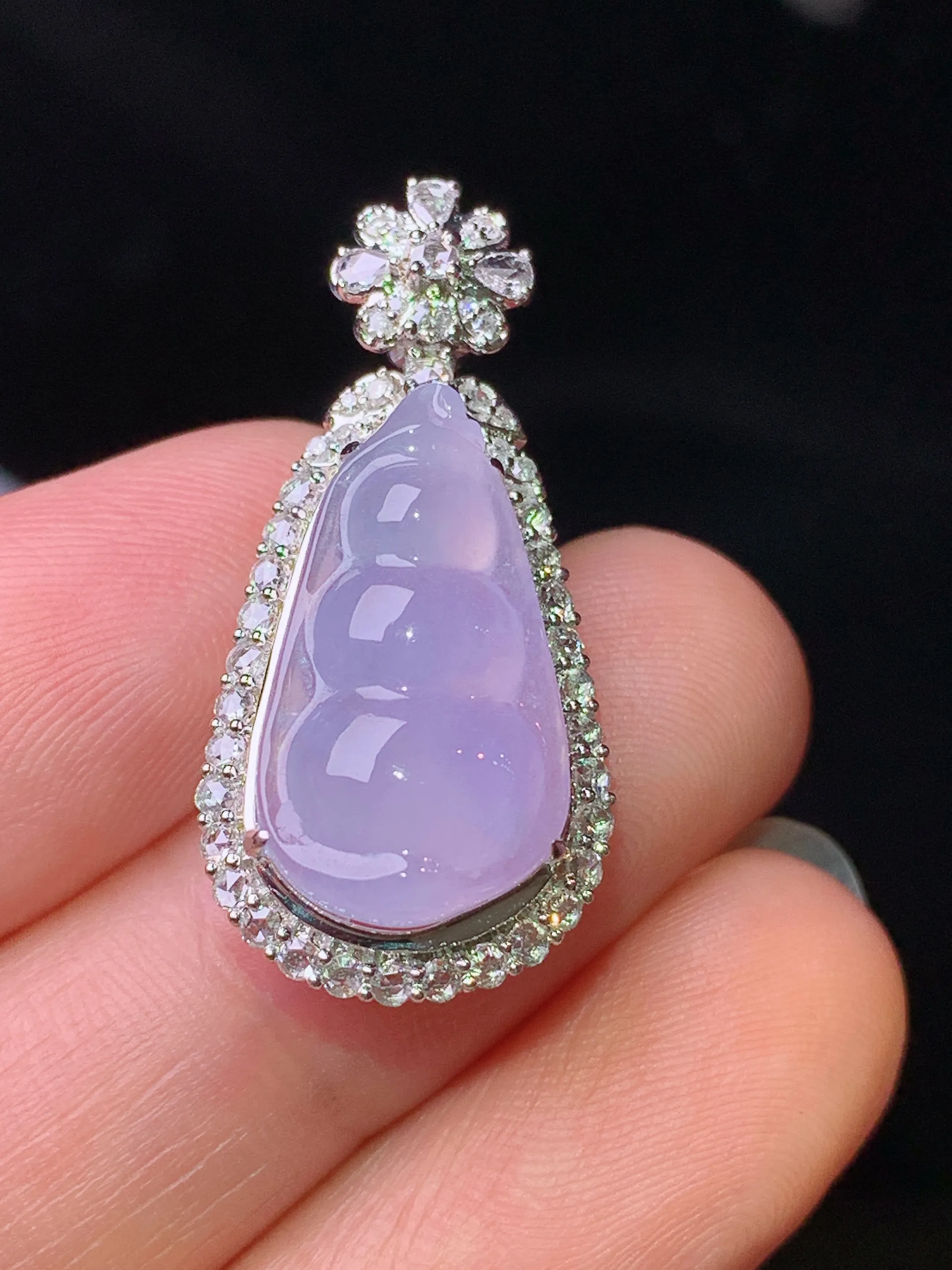 18k金钻镶嵌紫罗兰四季豆吊坠 玉质细腻 色泽清新艳丽 整体尺寸29*13.8*8.7