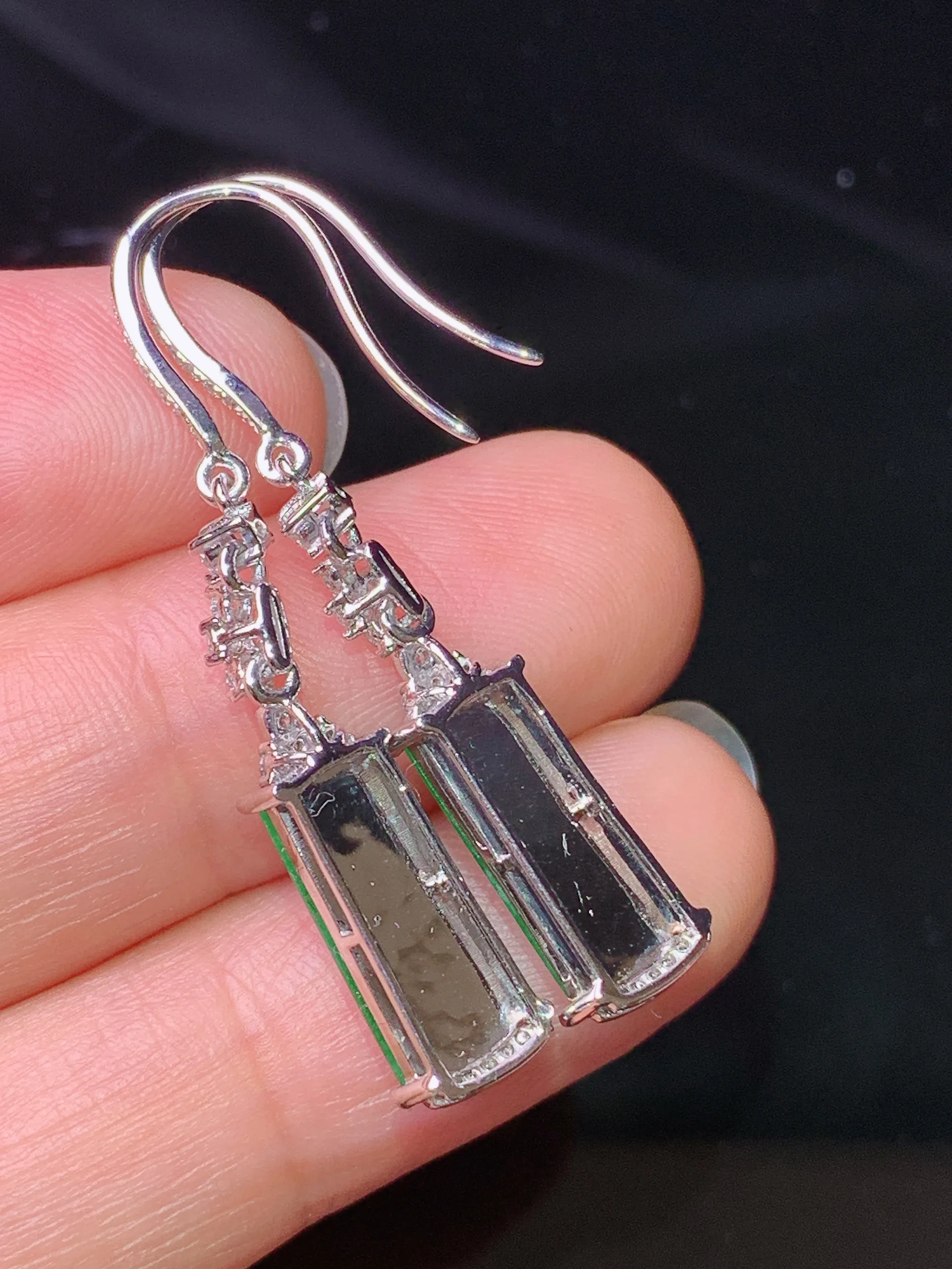 18k金钻镶嵌满绿玉柱耳坠 玉质细腻 色泽清新艳丽 整体尺寸37*6.8*4.5