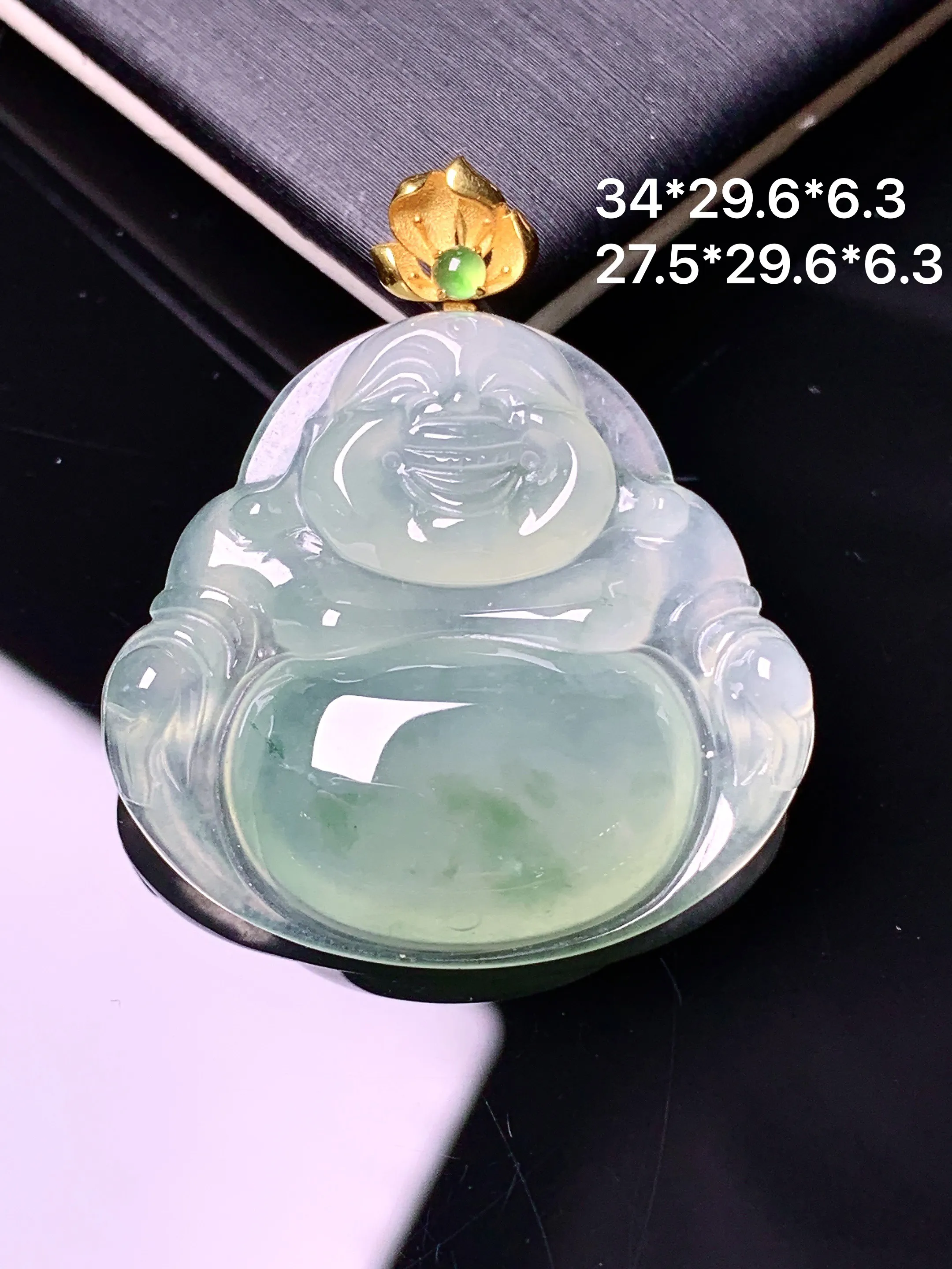 18k金镶嵌飘绿佛公吊坠 玉质细腻 色泽清新艳丽 整体尺寸34*29.6*6.3