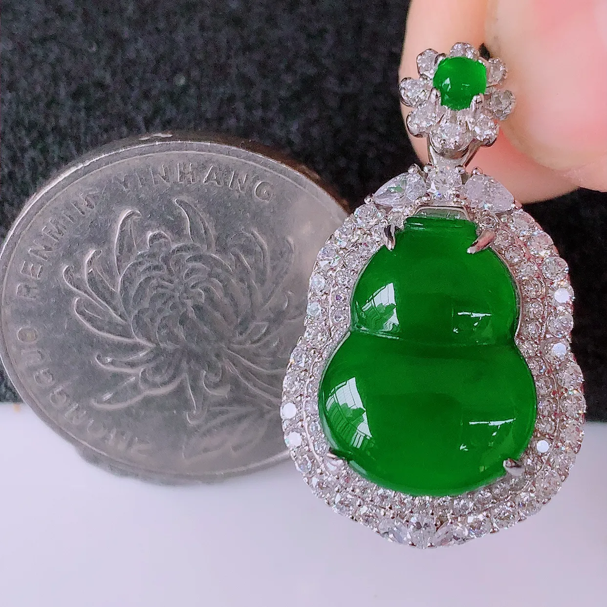 冰透满绿翡翠925银镶嵌葫芦吊坠，自然光实拍，翠色灵动，颜色漂亮，种老水足，品相佳，佩戴佳品！#97.20整体28*16.5*11裸石15*11.5