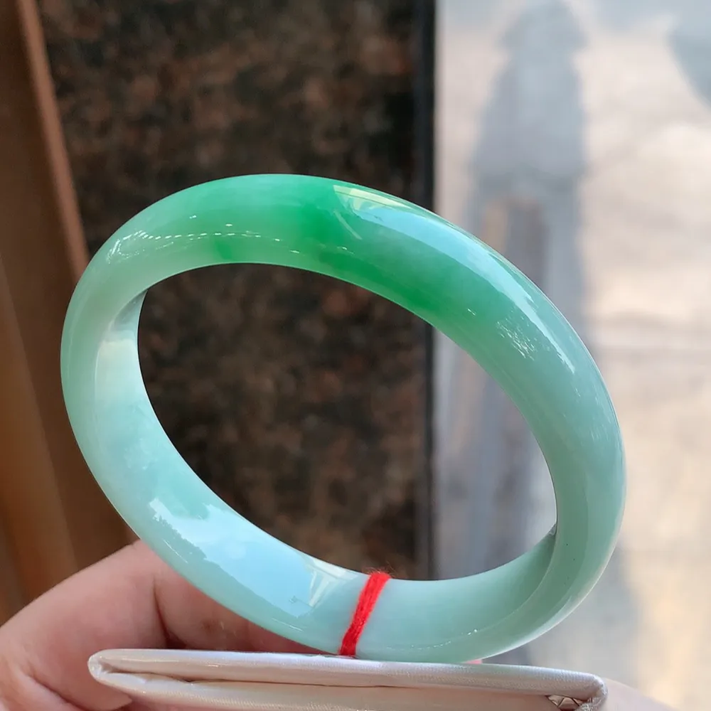 正圈冰糯翠绿 无瑕 尺寸:62.4/13.4/8 色好 大圈口🥰🥰