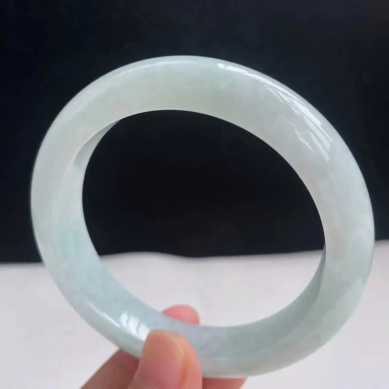 55mm自然光拍摄天然翡翠浅绿秀气好种水正圈手镯57.55 克