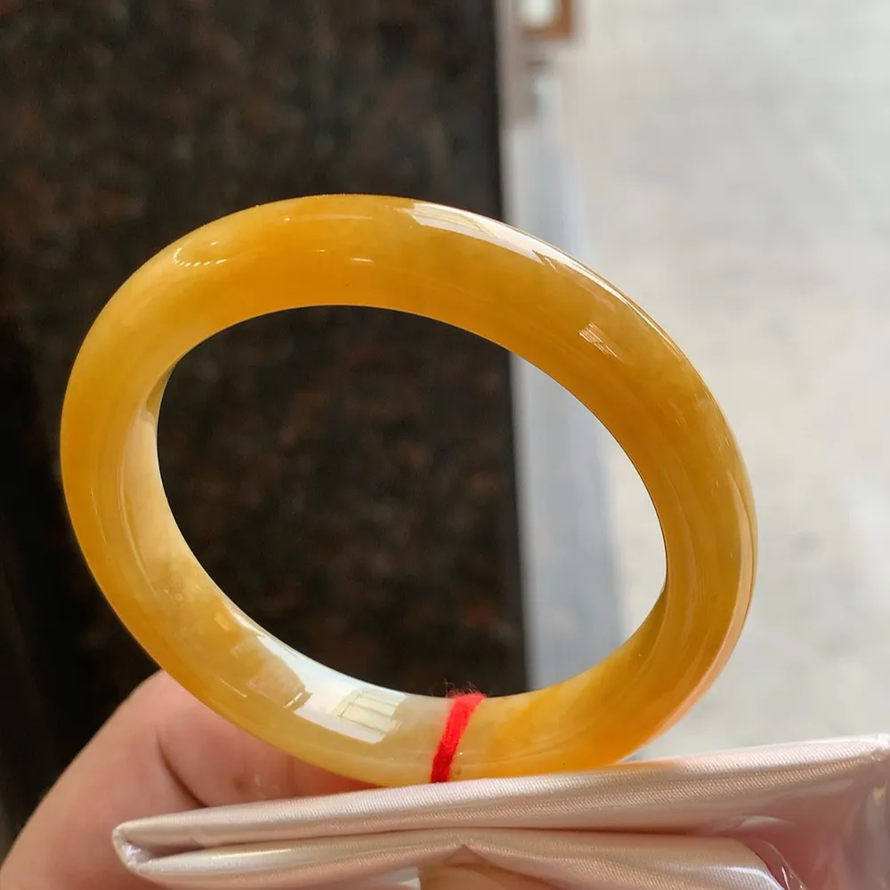 正圈满色黄翡 无瑕 尺寸:51.1/9.7/8.1 超值