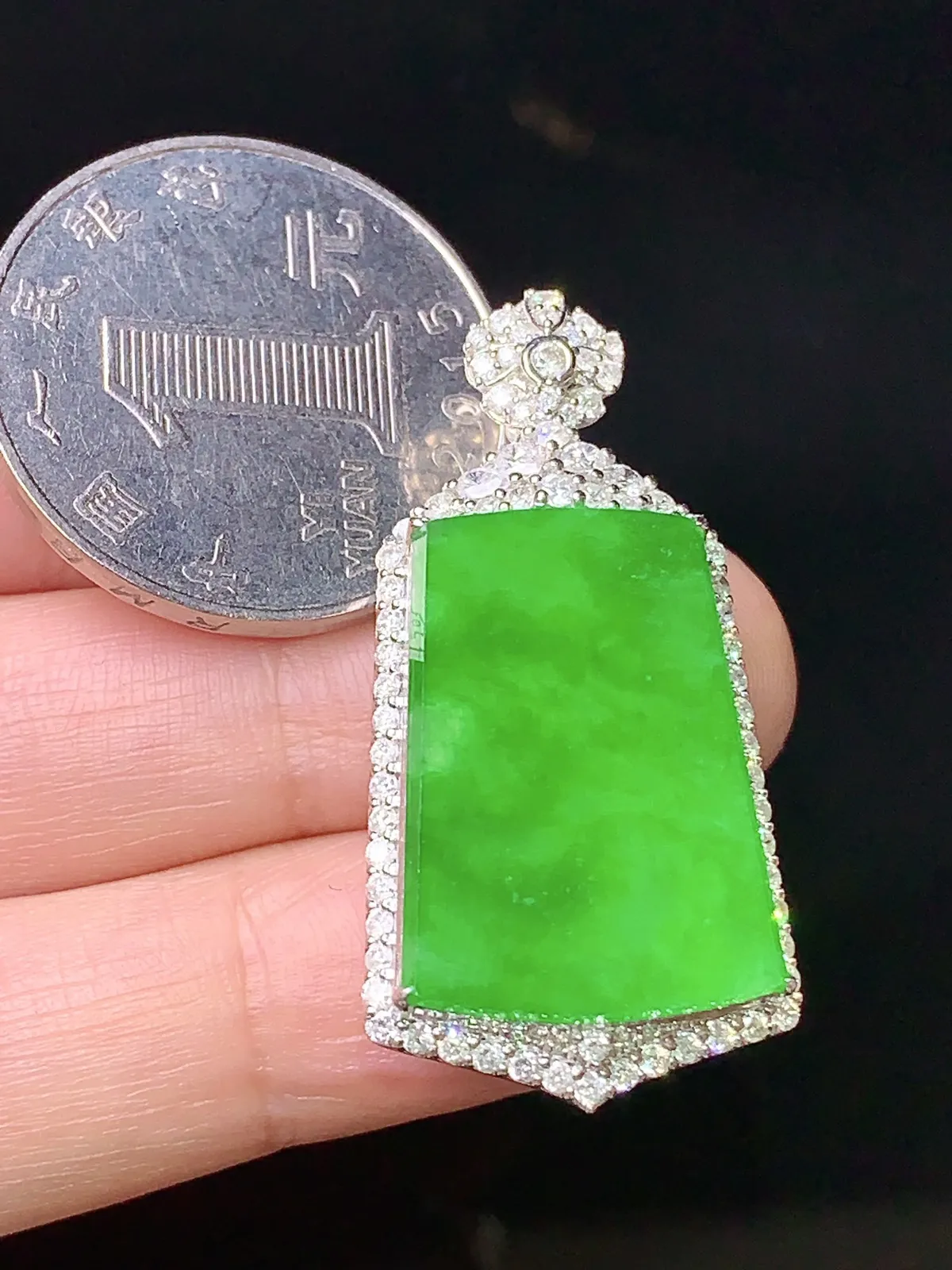 18k金钻镶嵌翠绿无事牌吊坠 玉质细腻 色泽清新艳丽 整体尺寸37*18.3*8