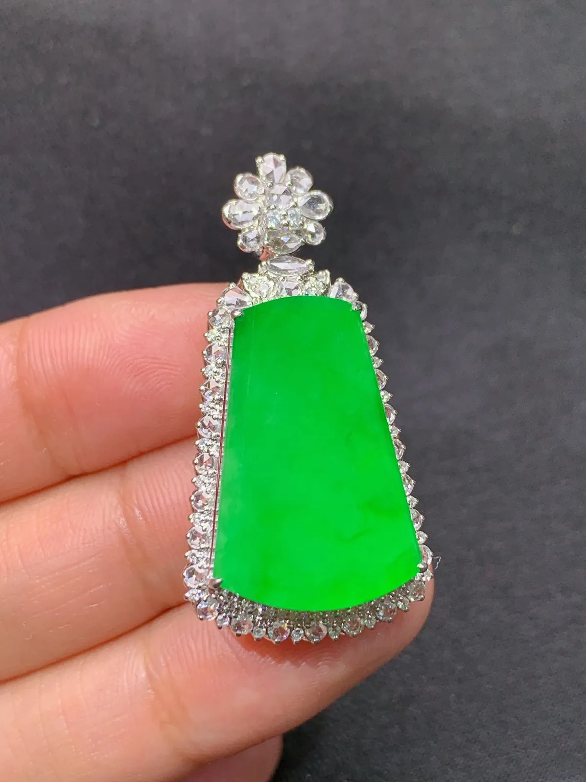 阳绿无事牌吊坠，18k金镶嵌，冰润色阳，种老水足 zhe尺寸38.6*19.8*9.8