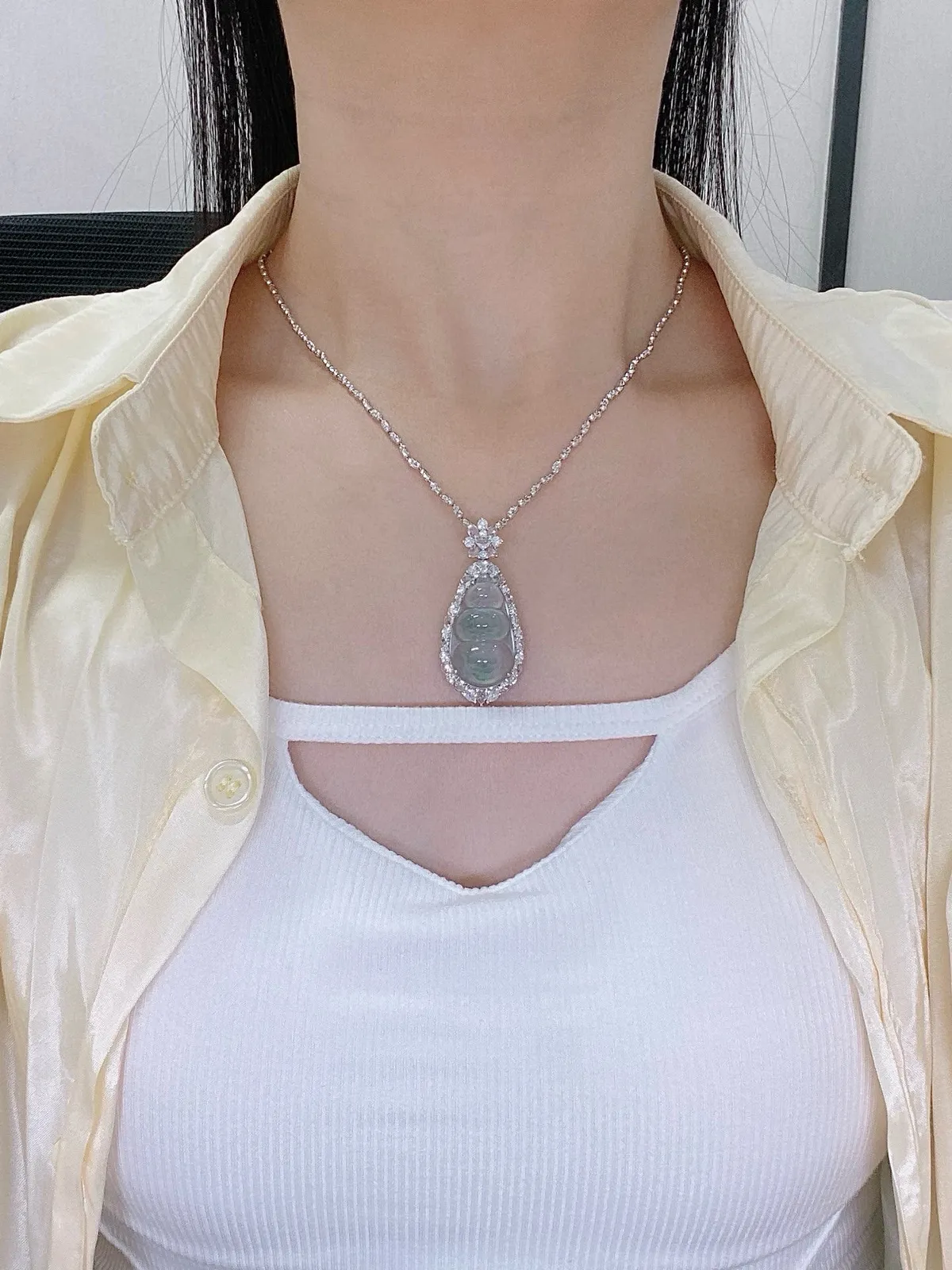 【冰种福豆吊坠】种地上乘，冰感十足，通透起光，饱满圆润，18k金钻镶嵌，裸石尺寸26.2*15.6*6.8毫米