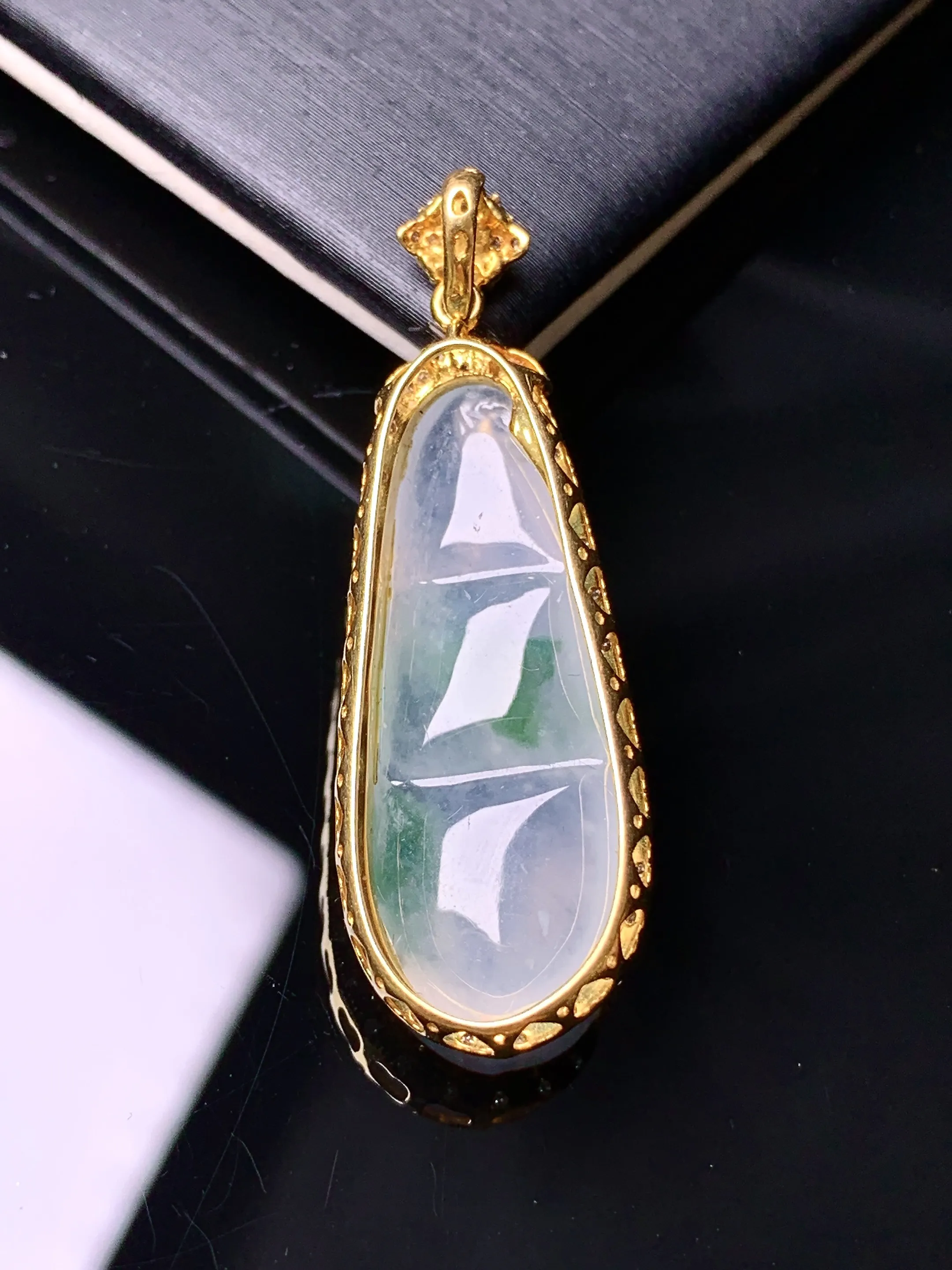 18k金钻镶嵌飘绿四季豆吊坠 玉质细腻 色泽清新艳丽 整体尺寸39.3*13.5*7.8