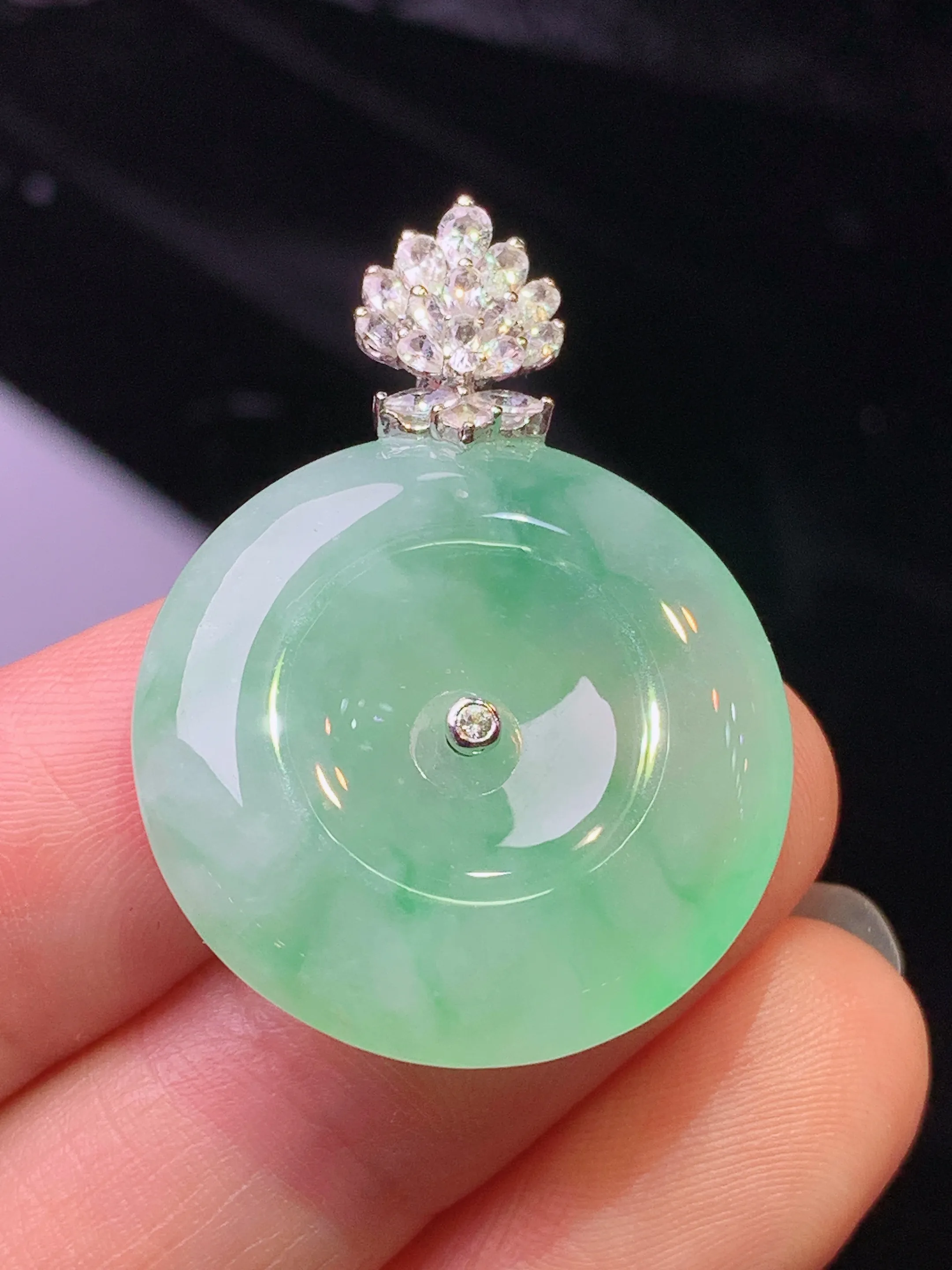 18k金钻镶嵌飘绿平安扣吊坠 玉质细腻 色泽清新艳丽 整体尺寸33.8*24.5*6.2