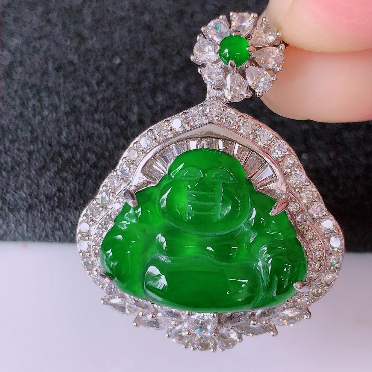 冰透满绿翡翠925银镶嵌佛公吊坠，自然光实拍，翠色灵动，颜色漂亮，种老水足，品相佳，佩戴佳品！#97.20整体33.8*26.5*12.5裸石19.5*15.5
