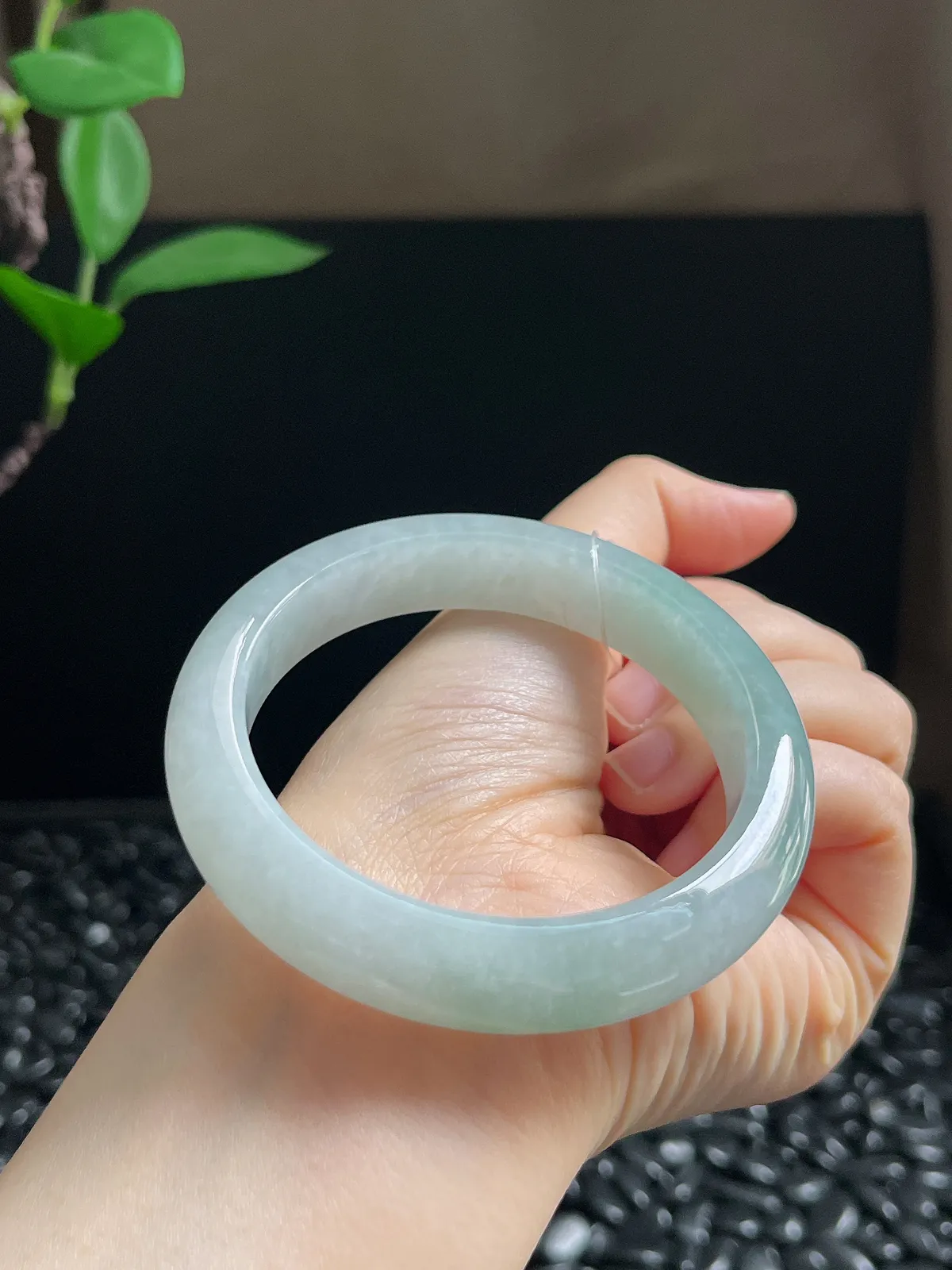 正圈56.2圈口，翡翠冰糯种飘绿手镯