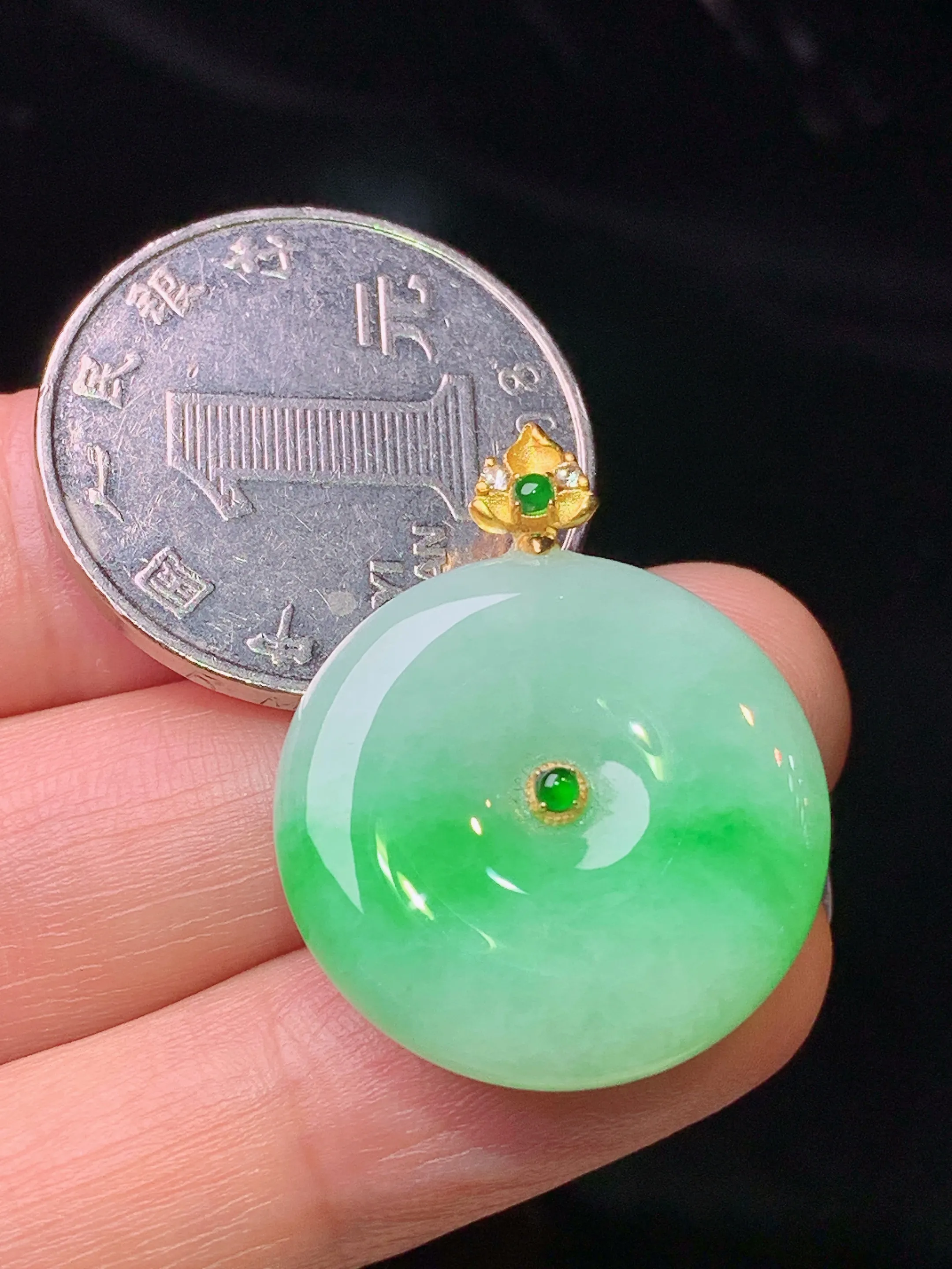 18k金钻镶嵌翠绿平安扣吊坠 玉质细腻 色泽清新艳丽 整体尺寸28.7*22.7*5.8