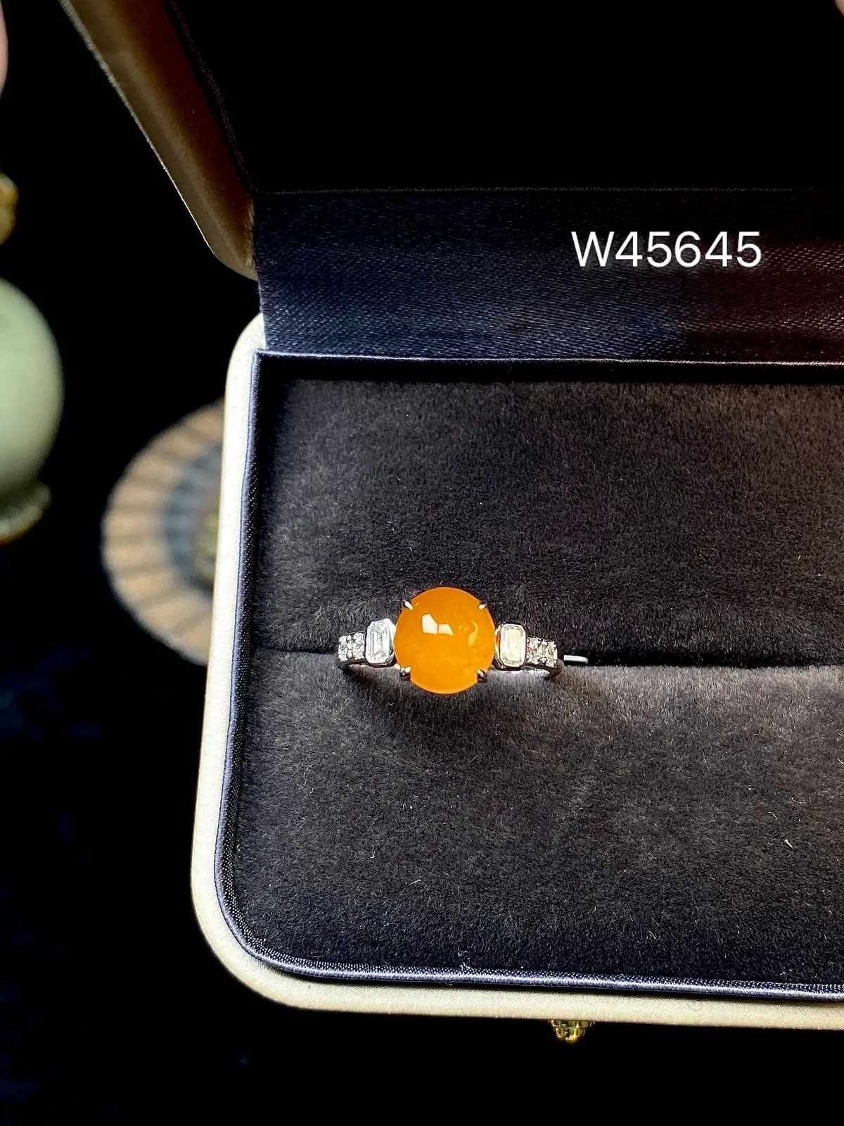 【冰种黄蛋戒指】种水上乘，晶莹剔透，纯净通透，18k金钻精美镶嵌，裸石尺寸8*7.6*3.4毫米，圈