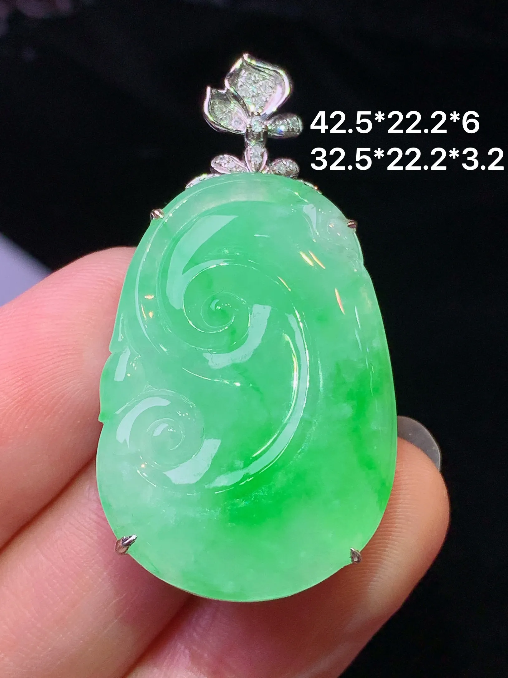 18k金钻镶嵌翠绿如意吊坠 玉质细腻 色泽清新艳丽 整体尺寸42.5*22.2*6