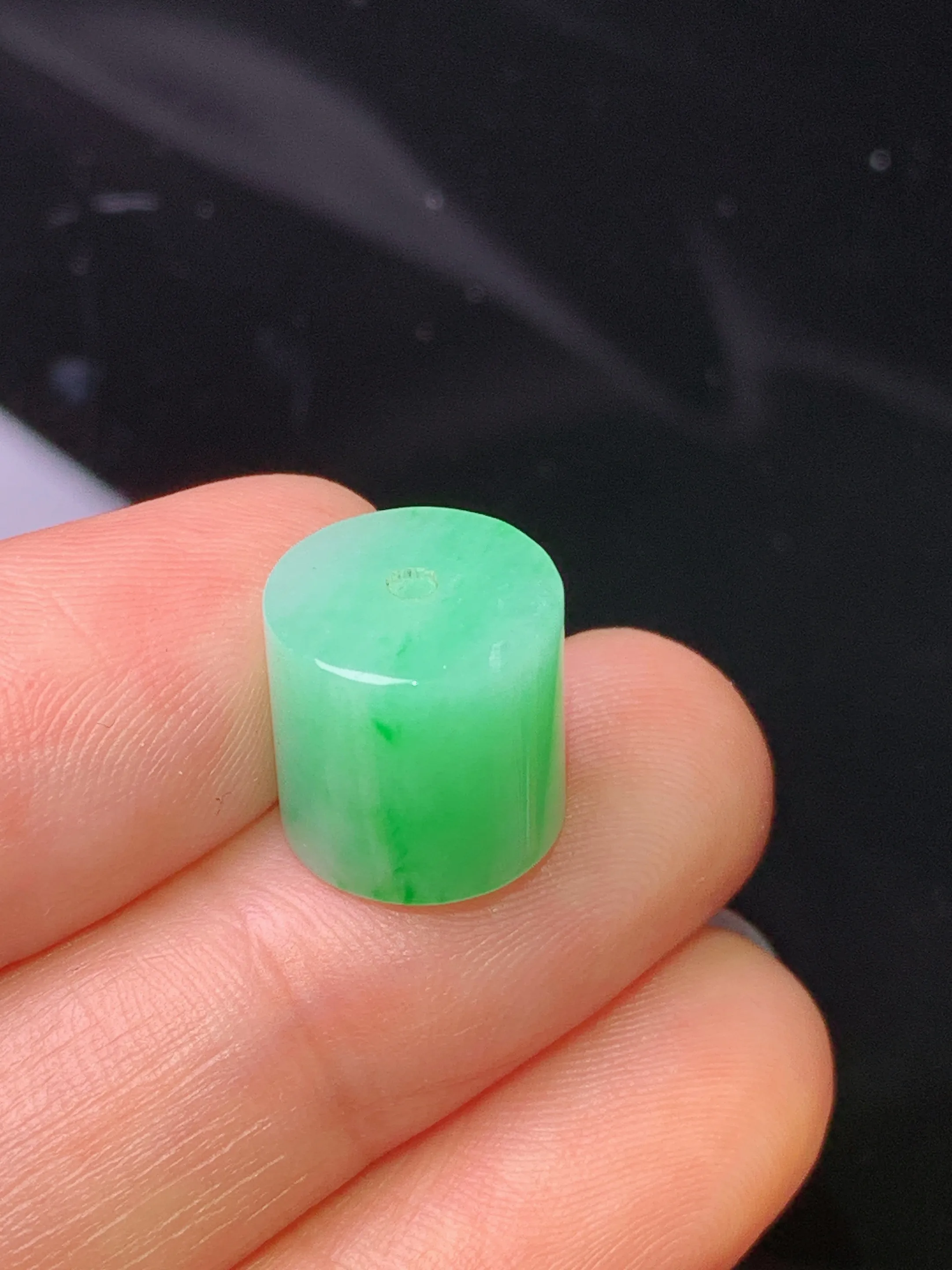 翠绿路路通吊坠 玉质细腻 色泽清新艳丽 整体尺寸11*10.8