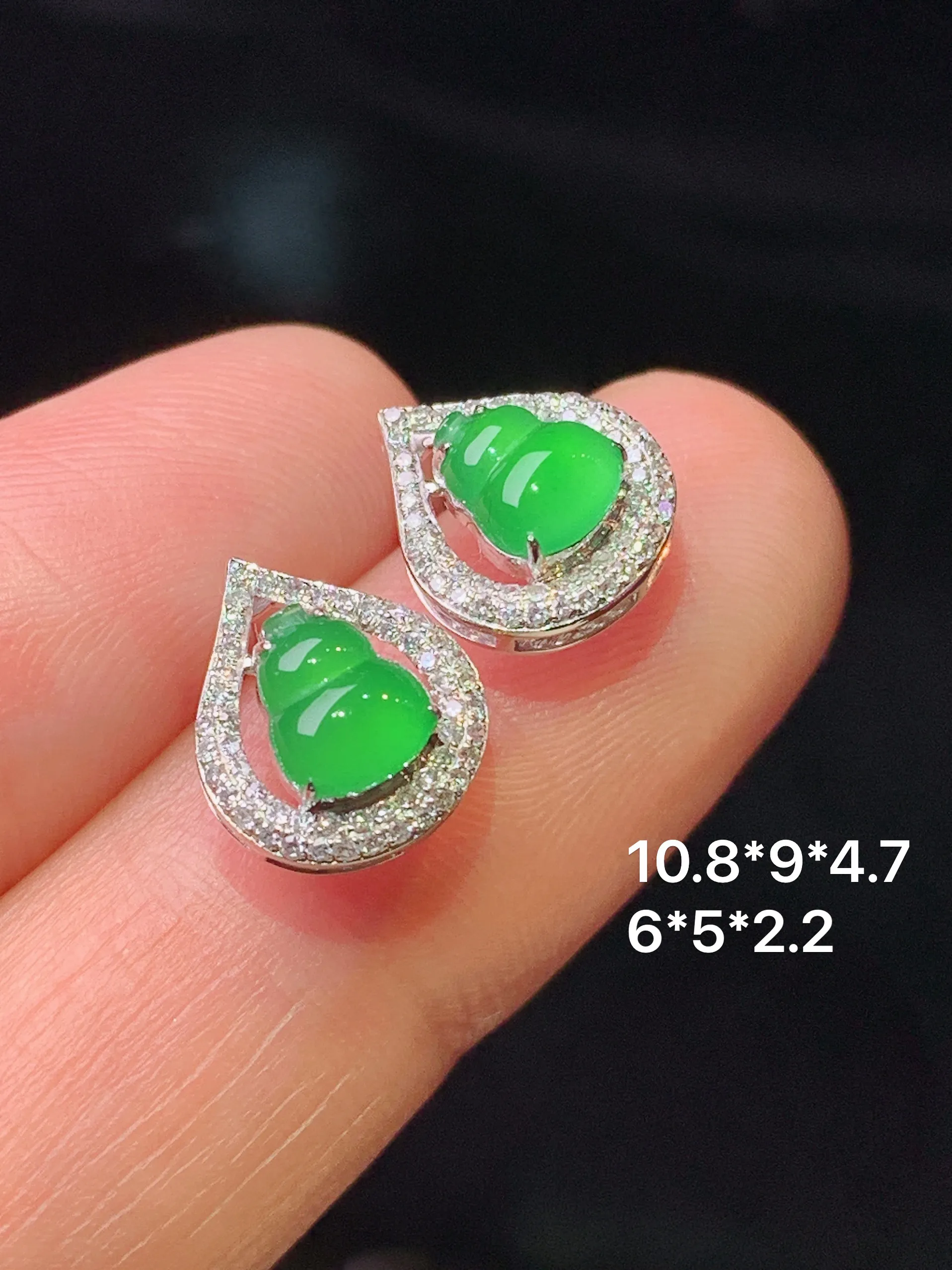 18k金钻镶嵌满绿葫芦耳钉 玉质细腻 色泽清新艳丽 整体尺寸10.8*9*4.7