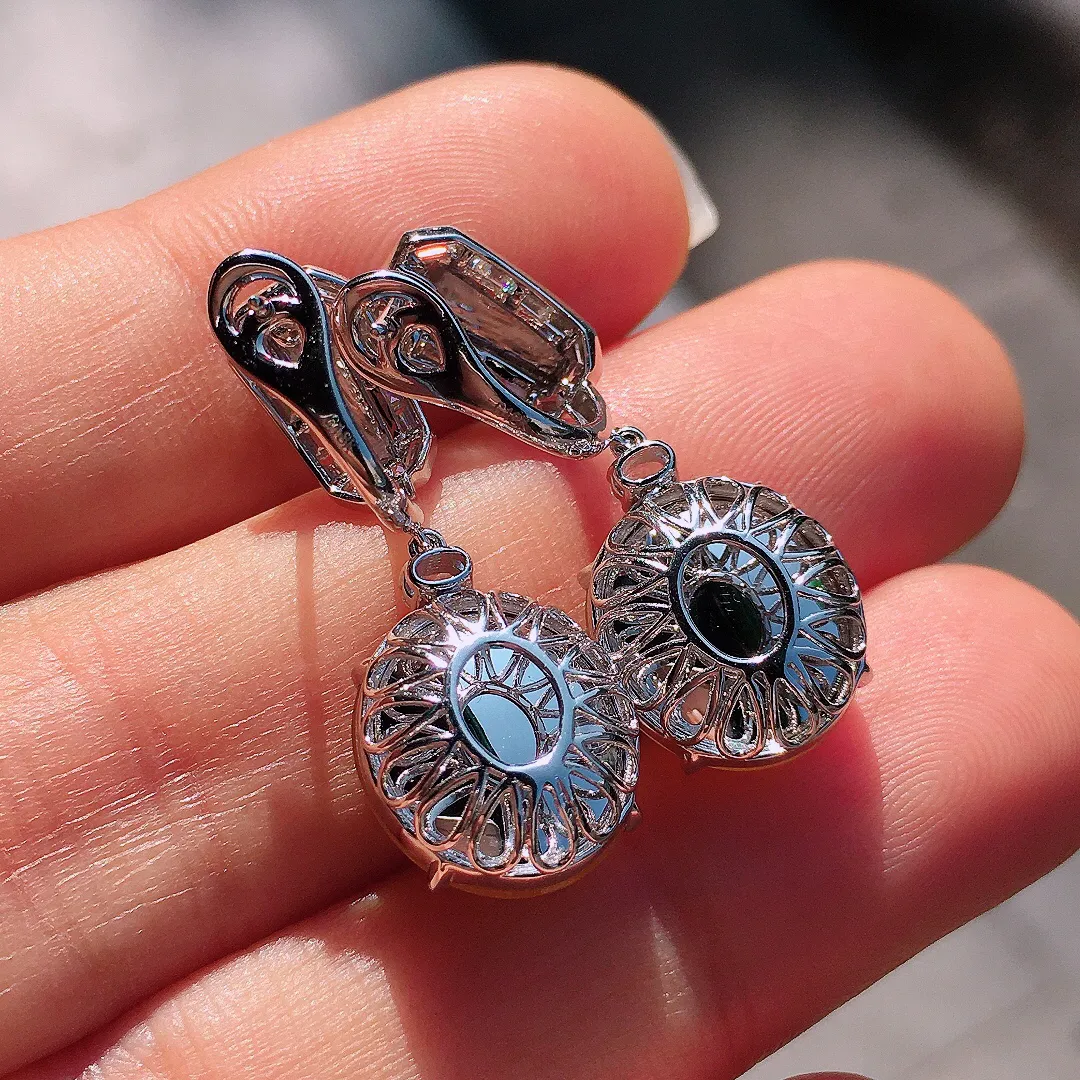 黄翡蛋面耳坠，色泽均匀艳丽，玉质细腻，荧光感超
强，饱满圆润，尽显优雅气质，18k
金豪华镶嵌