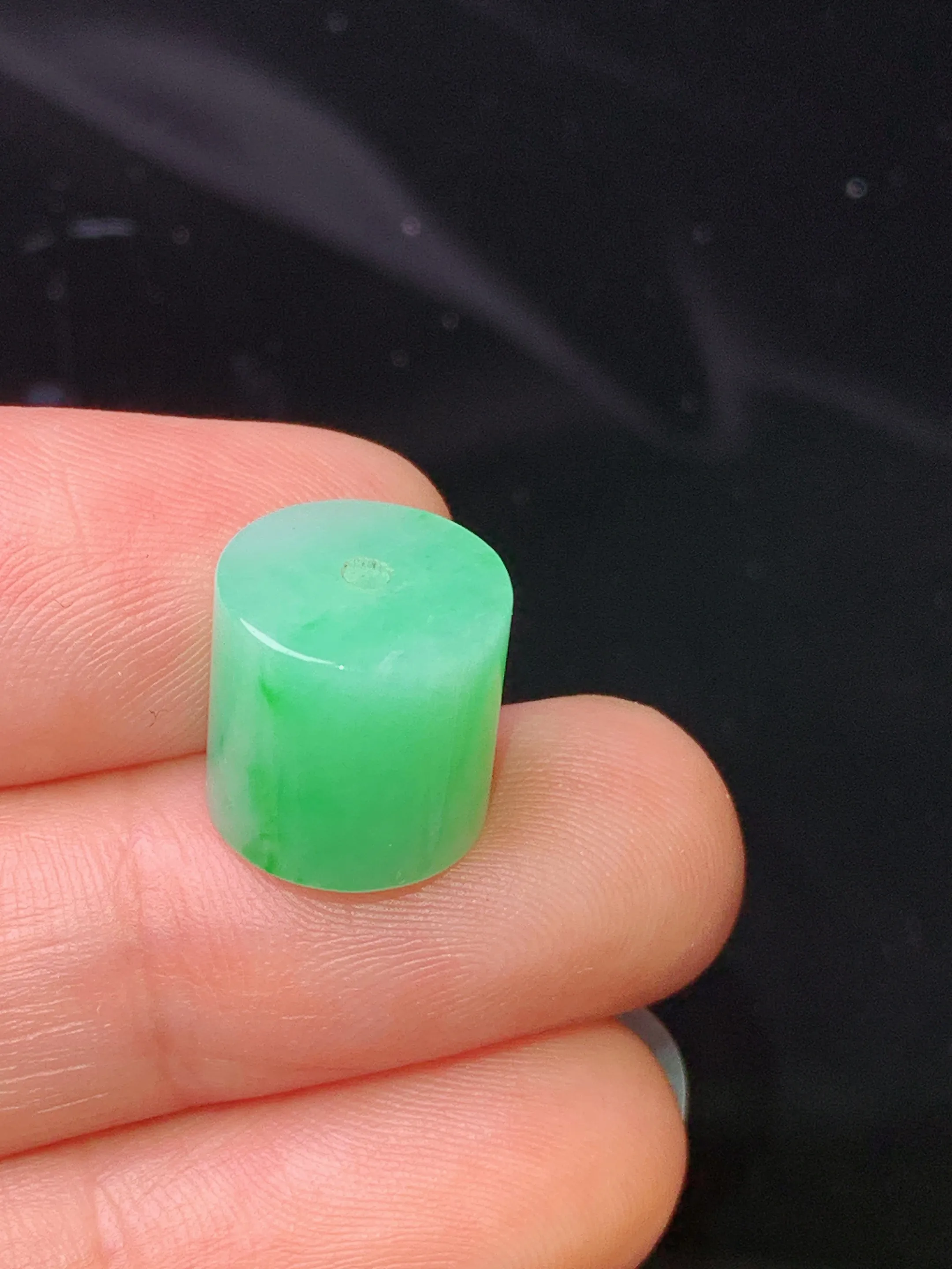 翠绿路路通吊坠 玉质细腻 色泽清新艳丽 整体尺寸11*10.8