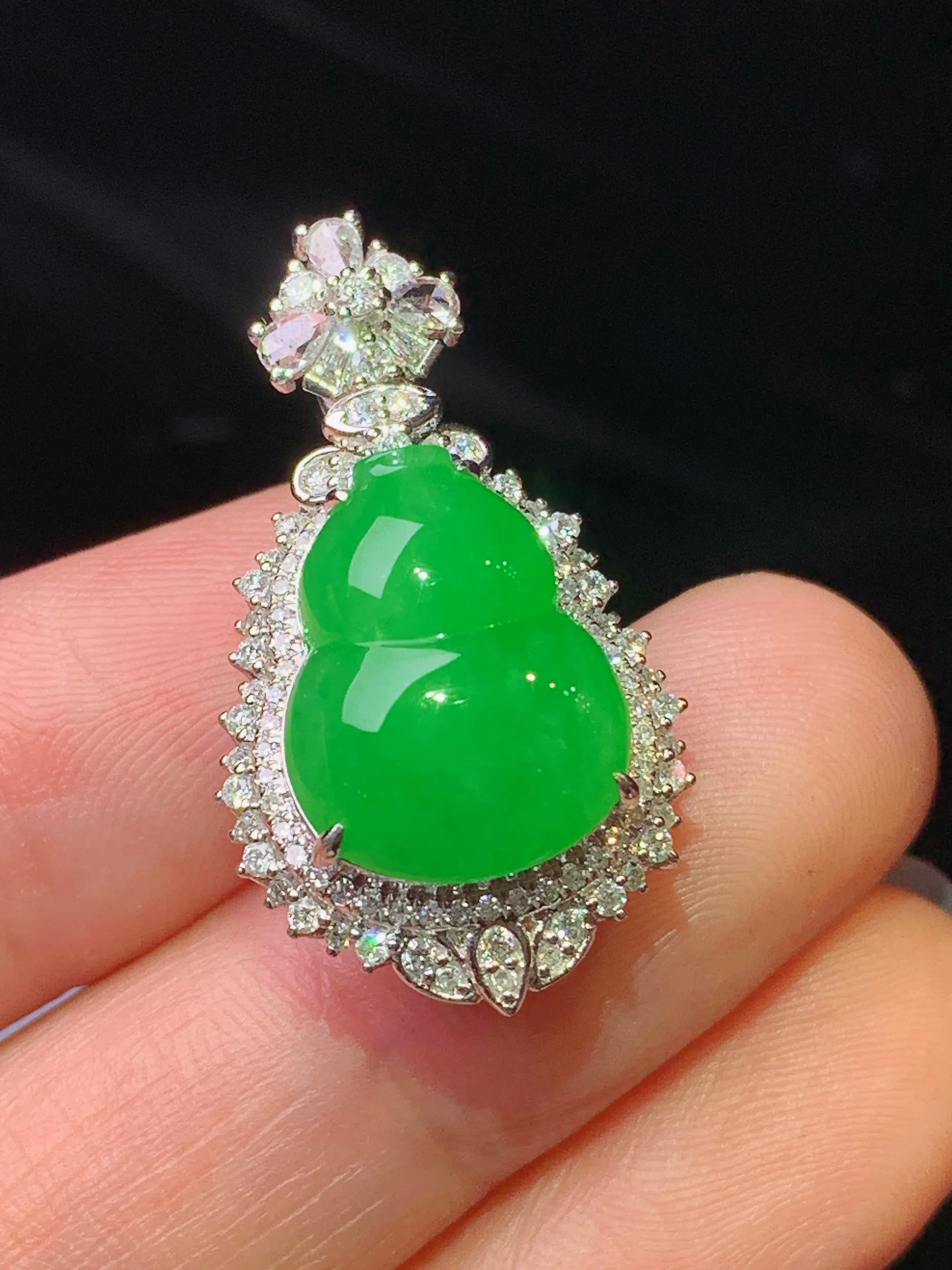 18k金钻镶嵌满绿葫芦吊坠 玉质细腻 色泽清新艳丽 整体尺寸28.7*16.3*12.5