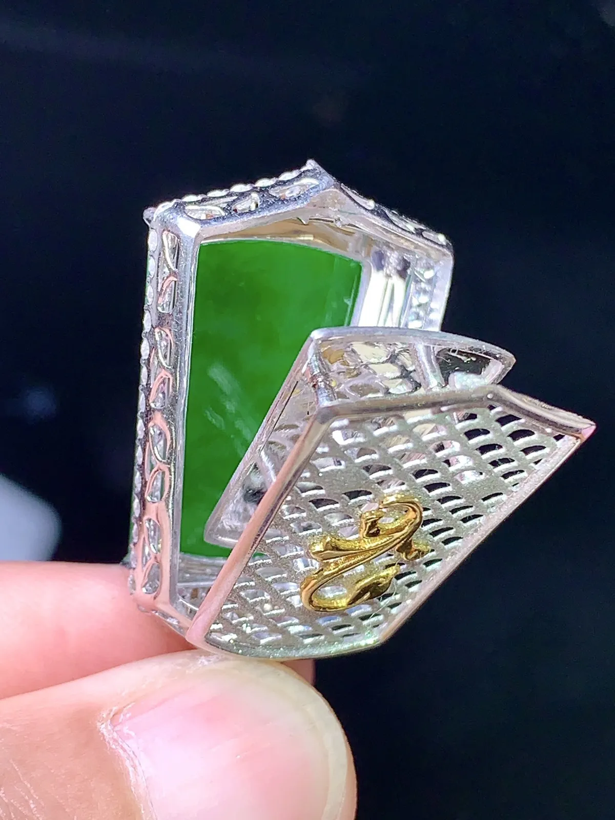 18k金钻镶嵌翠绿无事牌吊坠 玉质细腻 色泽清新艳丽 整体尺寸37*18.3*8