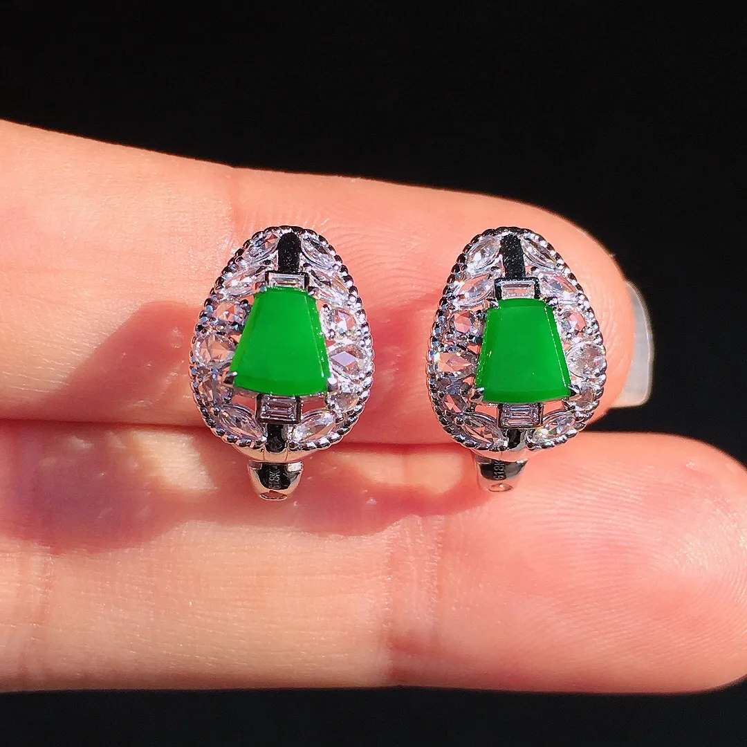 阳绿马鞍耳钉，色泽均匀艳丽，玉质细腻，荧光感超
强，饱满圆润，尽显优雅气质，18k
金豪华镶嵌