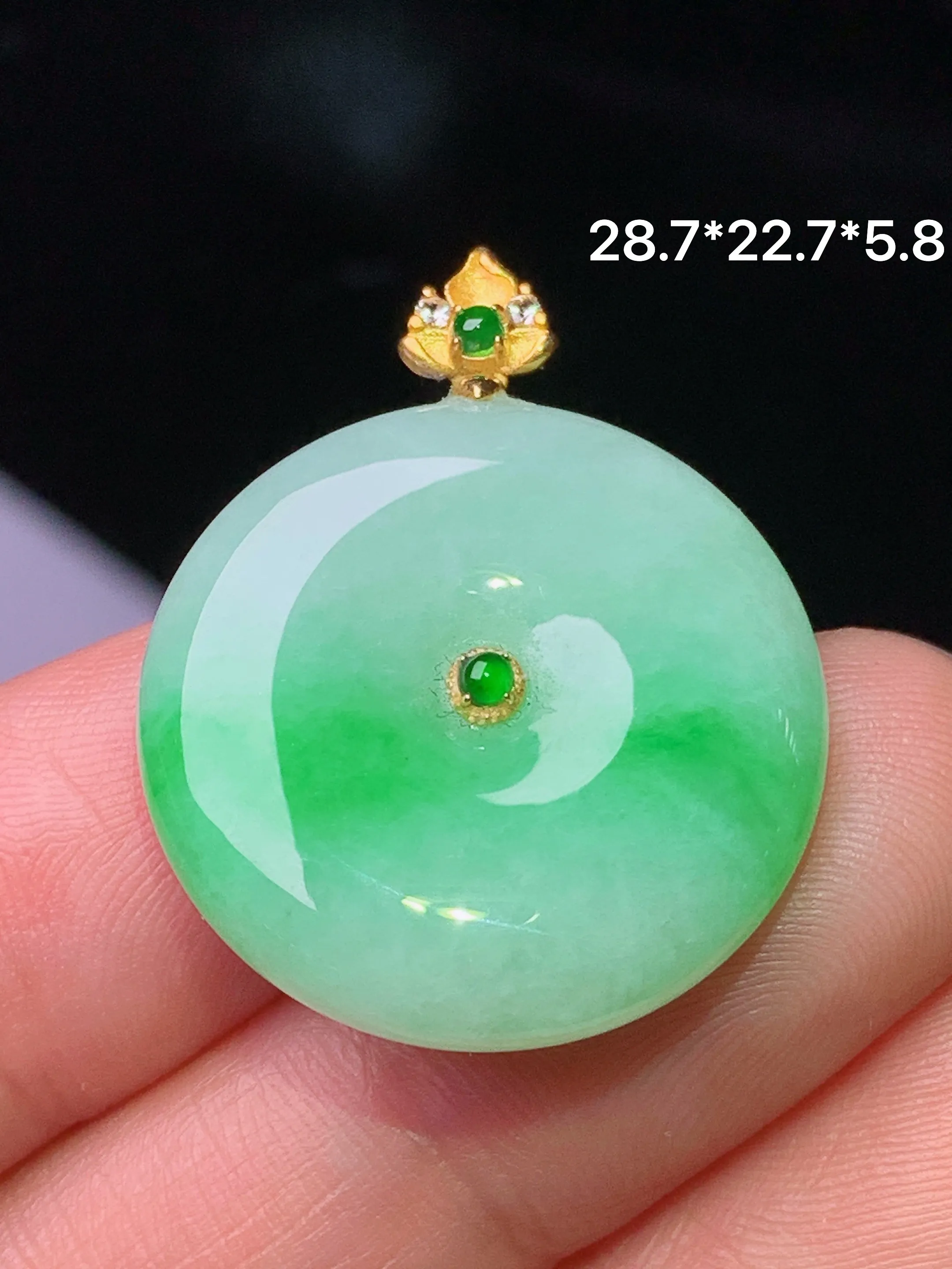 18k金钻镶嵌翠绿平安扣吊坠 玉质细腻 色泽清新艳丽 整体尺寸28.7*22.7*5.8