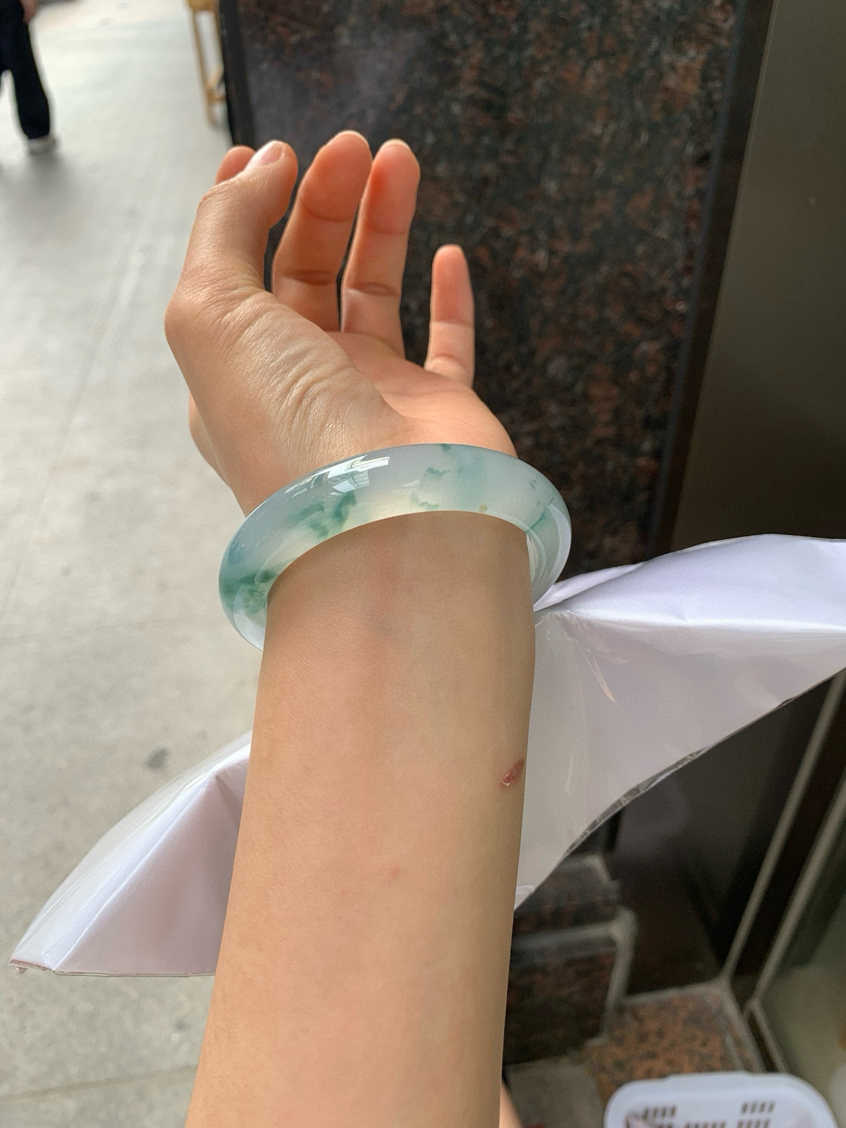 冰飘蓝花正圈
57.5-12.8-8.7
底妆纯净冰透，胶感十足，蓝花像水墨丹青一样，在水中晕染开来，蕴含着传统的韵味美，勾勒出一副唯美的山水意境画，上手典雅知性，温婉端庄