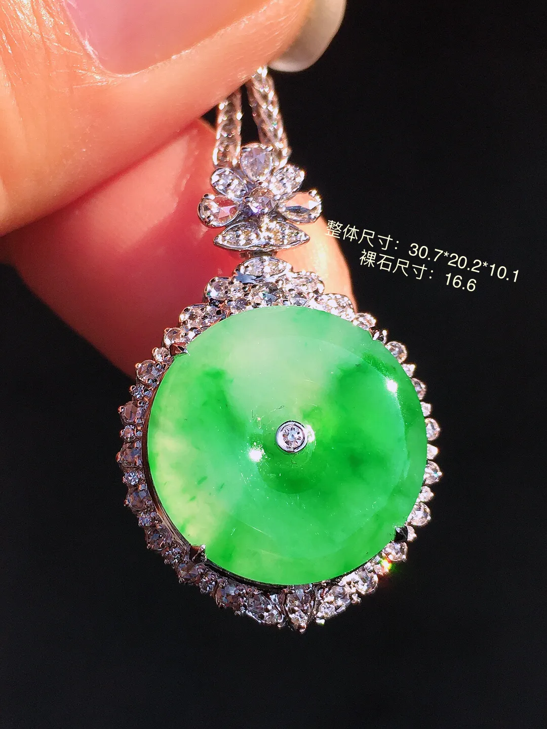 阳绿平安扣吊坠，色泽艳丽，玉质细腻，荧光感超
强，饱满圆润，尽显优雅气质，18k
金豪华镶嵌