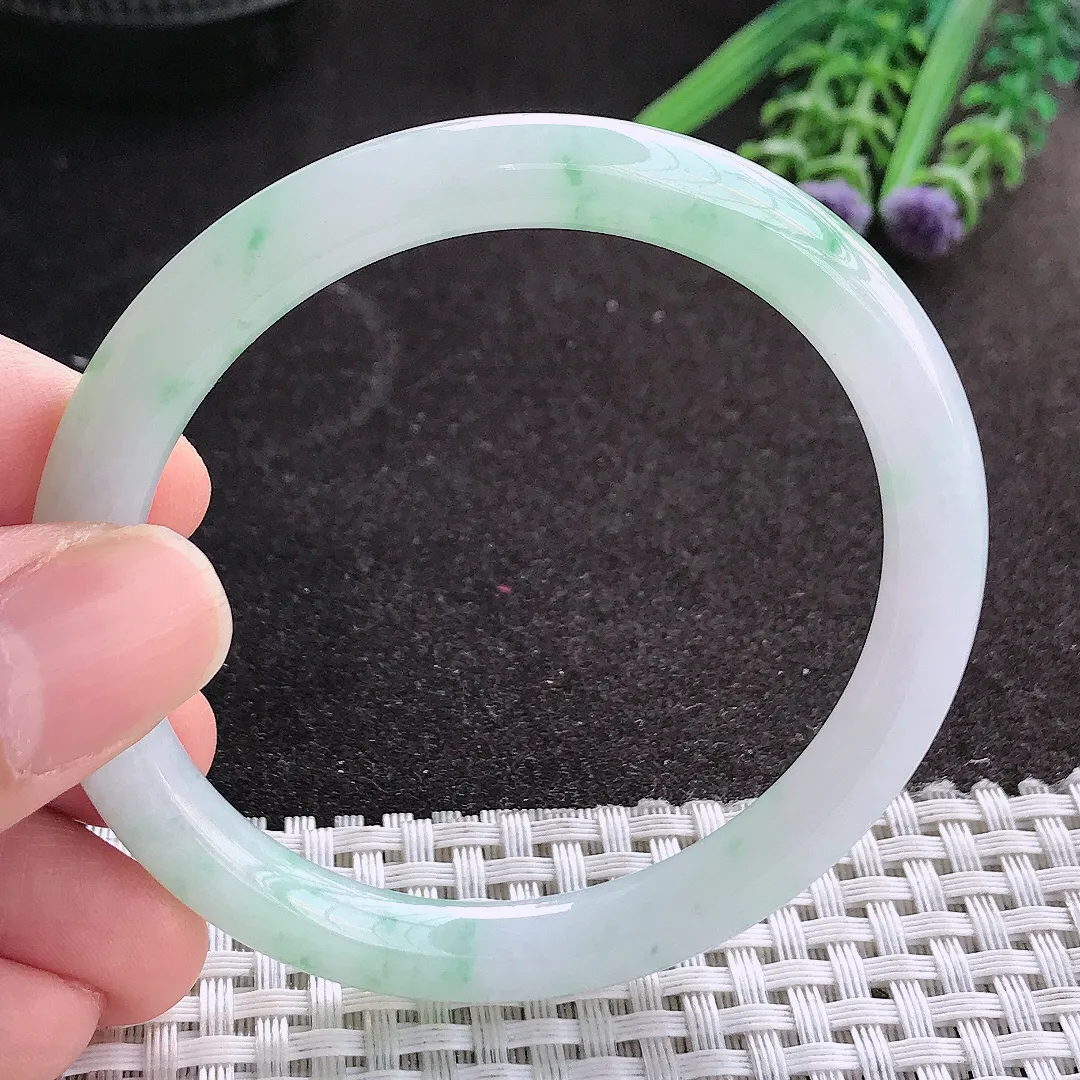 天然A货翡翠54/7.5/7.7老坑秀气冰润飘绿花圆条手镯玉镯