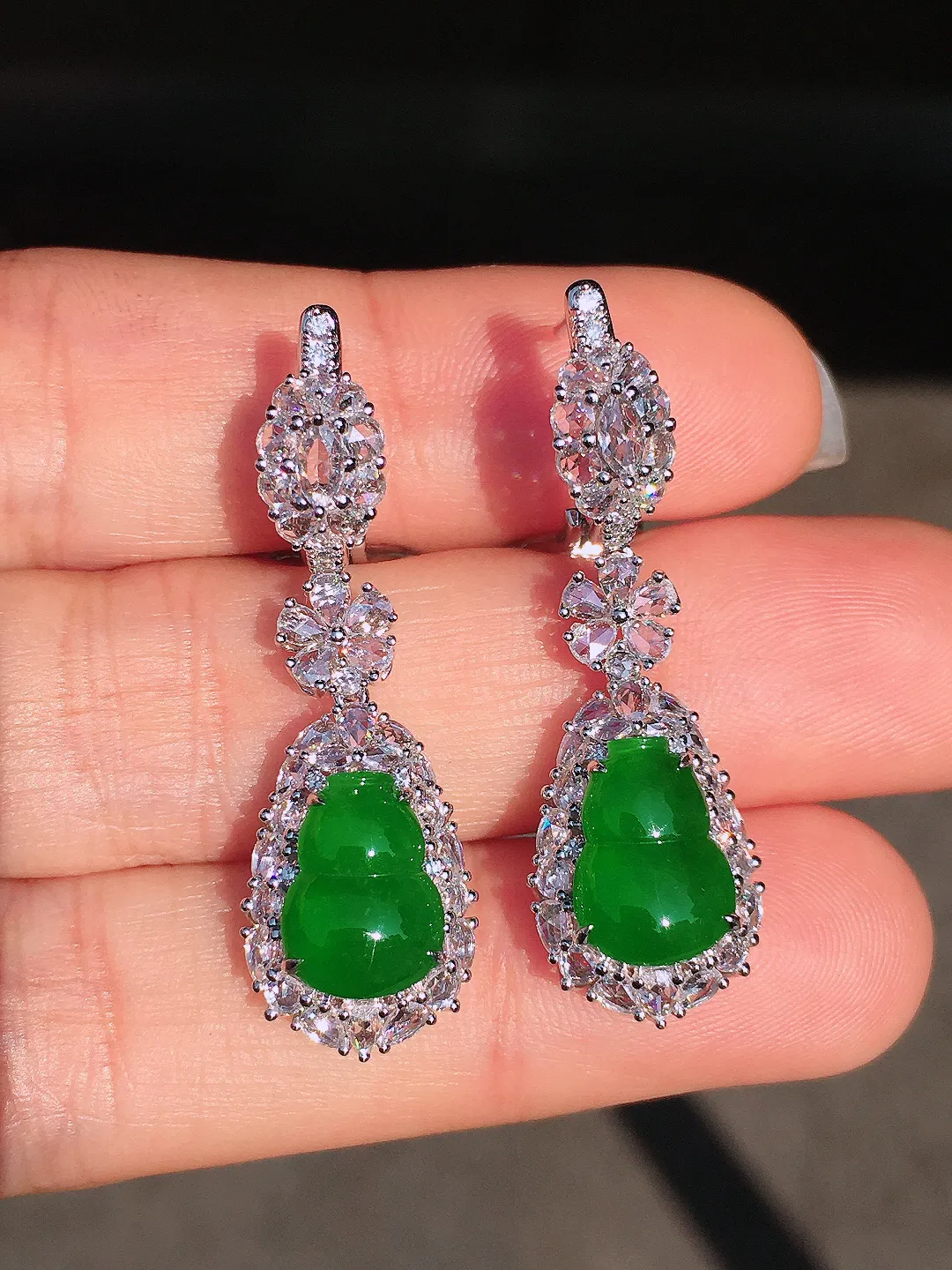 阳绿葫芦耳坠，色泽均匀艳丽，玉质细腻，荧光感超
强，饱满圆润，尽显优雅气质，18k
金豪华镶嵌