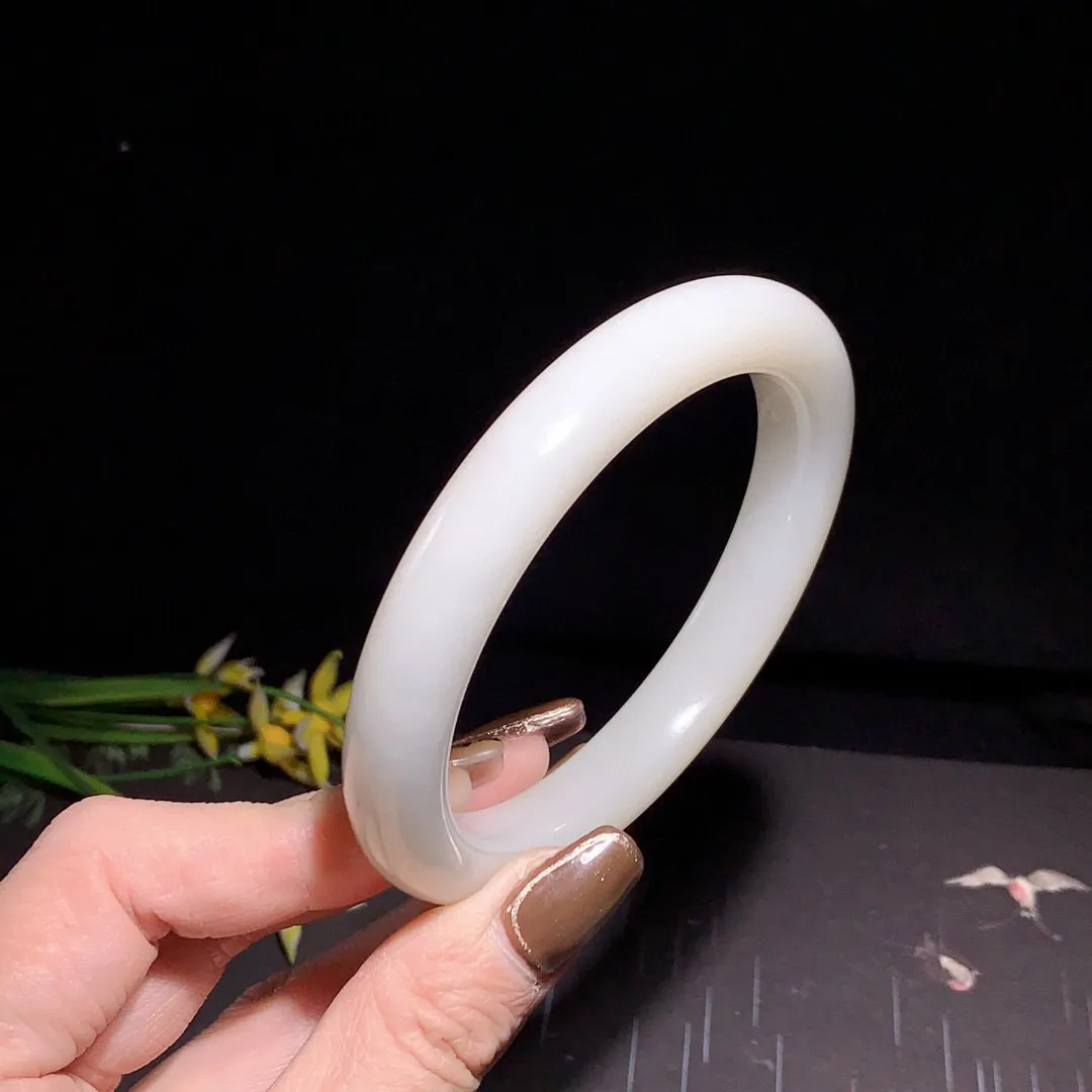 和田玉63圈口羊脂白俄料手镯！玉质细腻油润 底色纯净 无裂无杂 脂粉好，品质好！