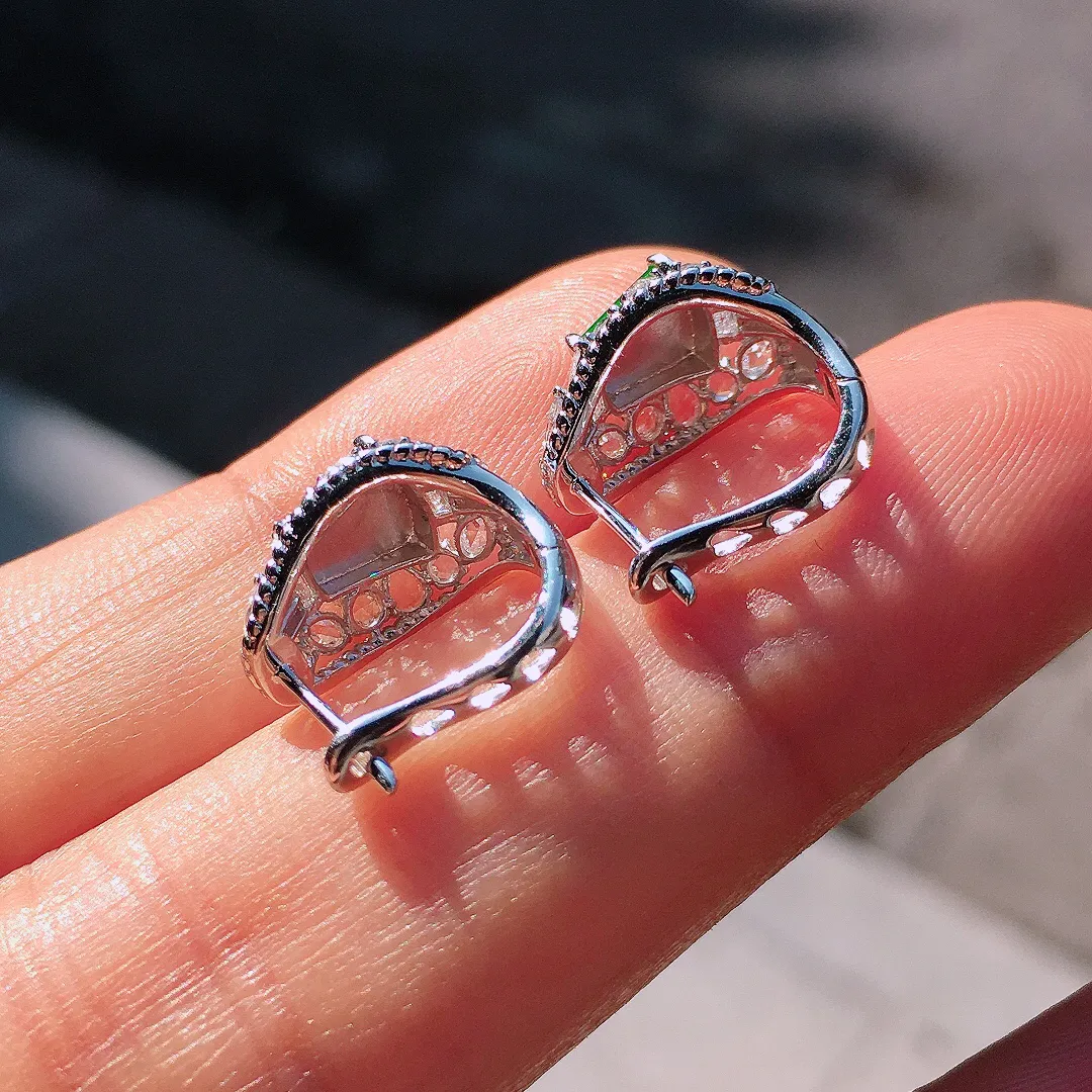 阳绿马鞍耳钉，色泽均匀艳丽，玉质细腻，荧光感超
强，饱满圆润，尽显优雅气质，18k
金豪华镶嵌