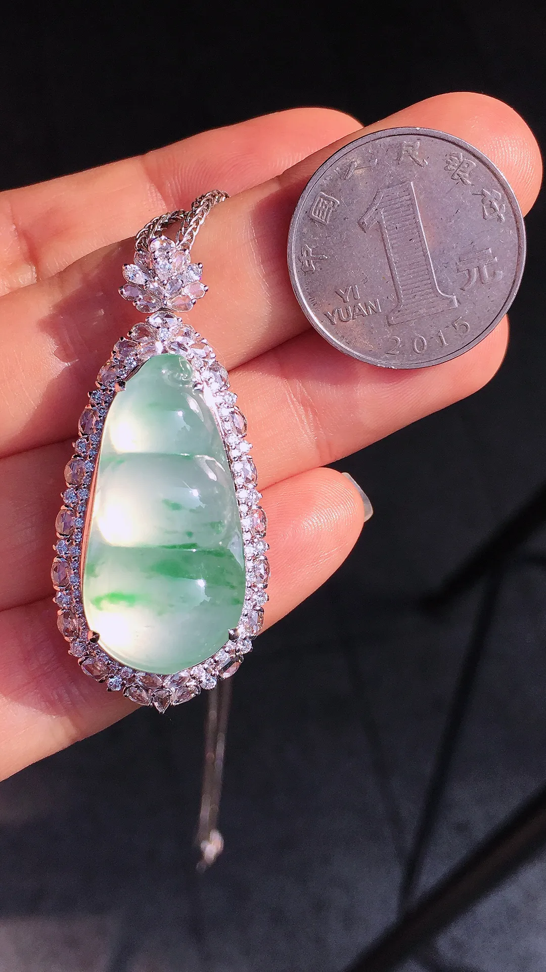 冰飘绿福豆吊坠，色泽艳丽，玉质细腻，荧光感超
强，饱满圆润，尽显优雅气质，18k
金豪华镶嵌