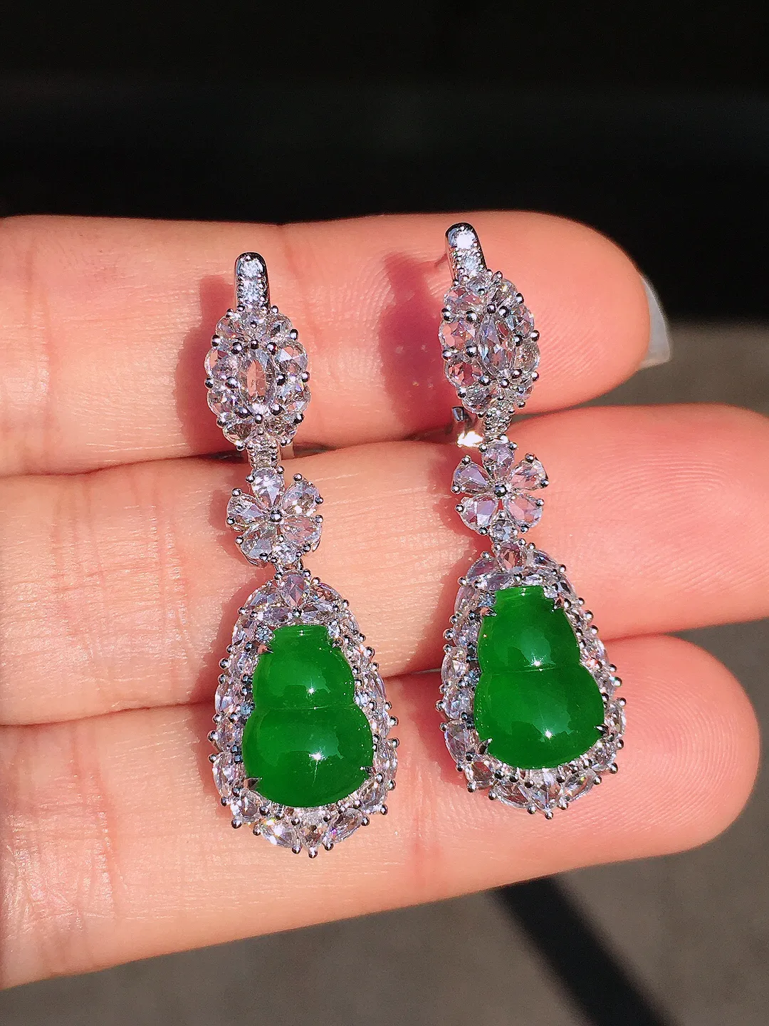 阳绿葫芦耳坠，色泽均匀艳丽，玉质细腻，荧光感超
强，饱满圆润，尽显优雅气质，18k
金豪华镶嵌