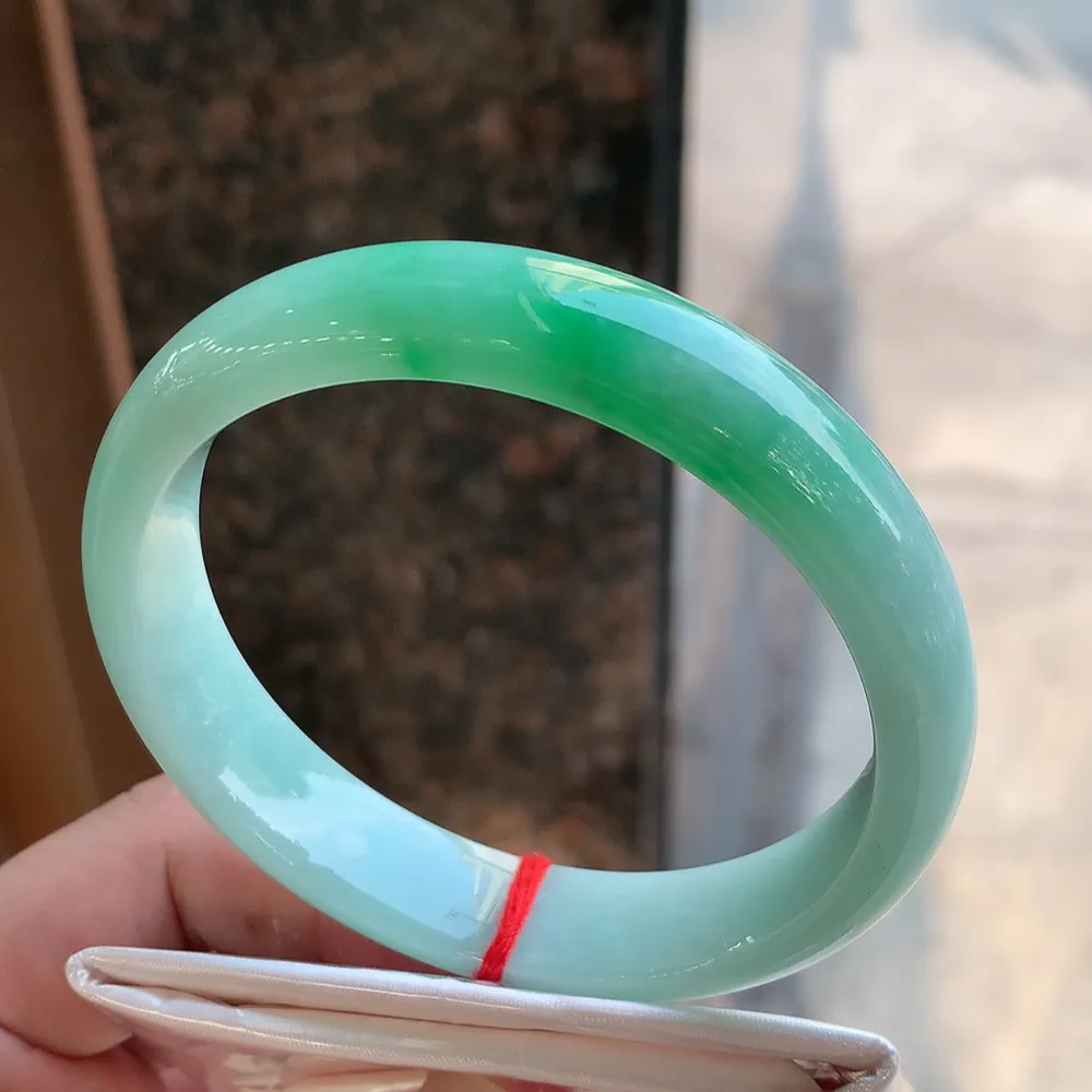 正圈冰糯翠绿 无瑕 尺寸:62.4/13.4/8 色好 大圈口🥰🥰