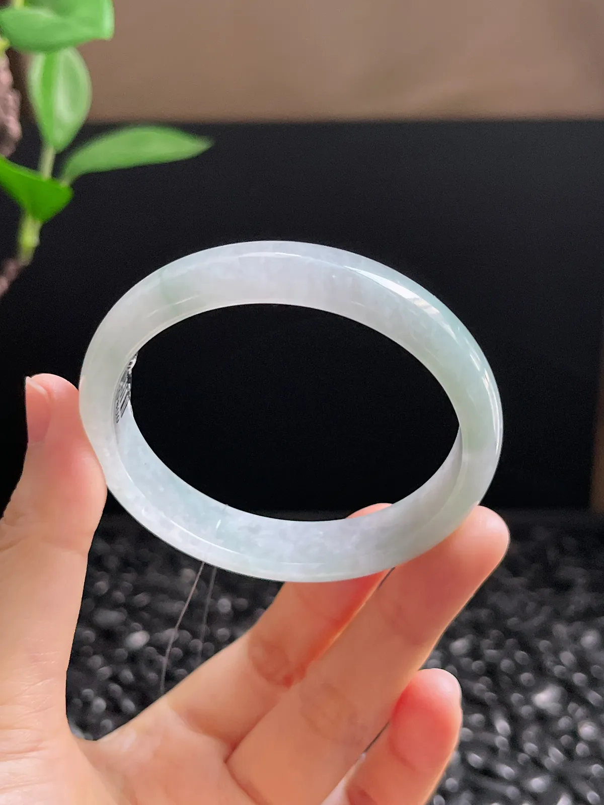 贵妃镯54.4圈口，翡翠冰糯种浅绿色手镯