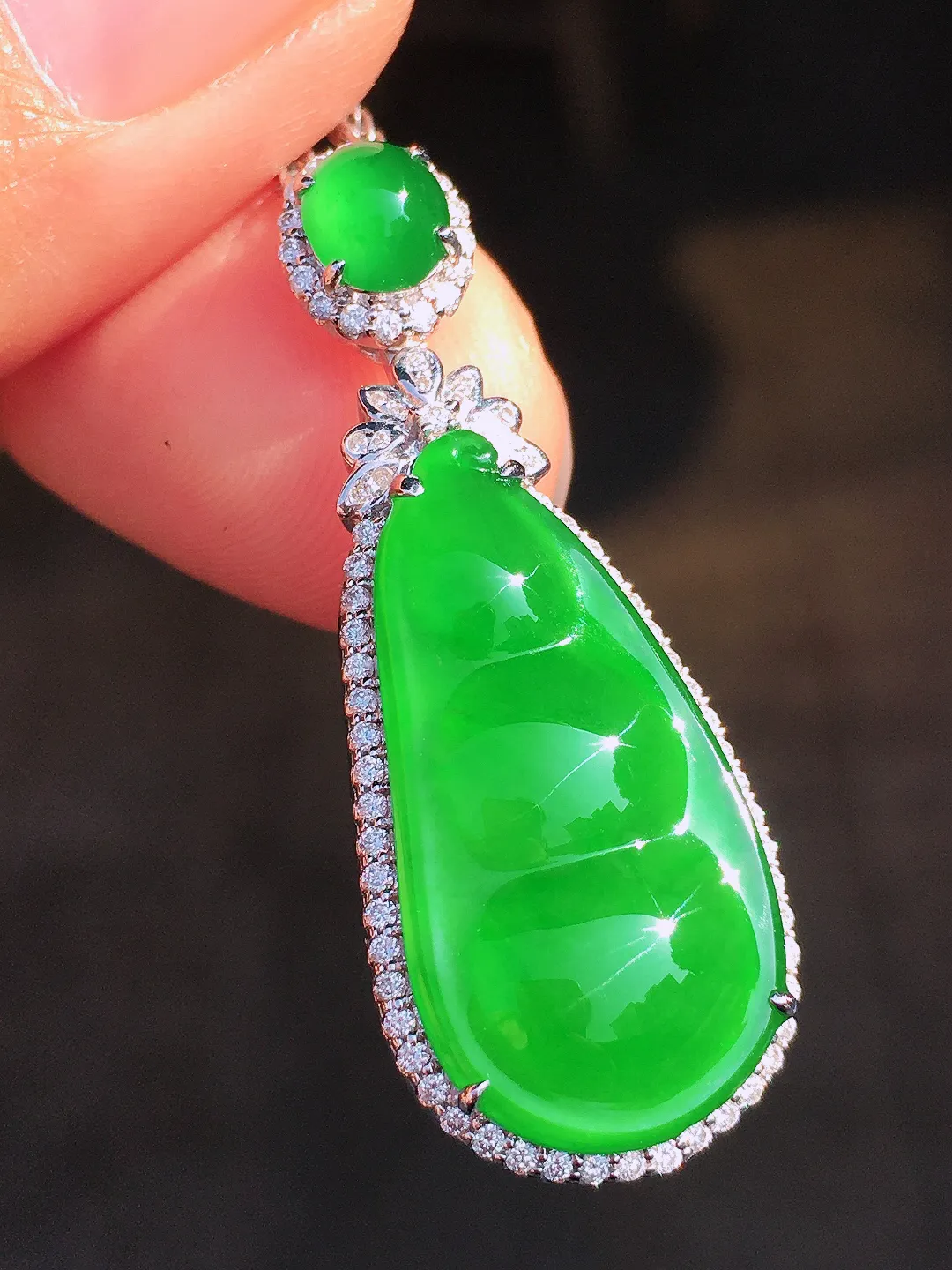 阳绿福豆吊坠，色泽均匀艳丽，玉质细腻，荧光感超
强，饱满圆润，尽显优雅气质，18k
金豪华镶嵌