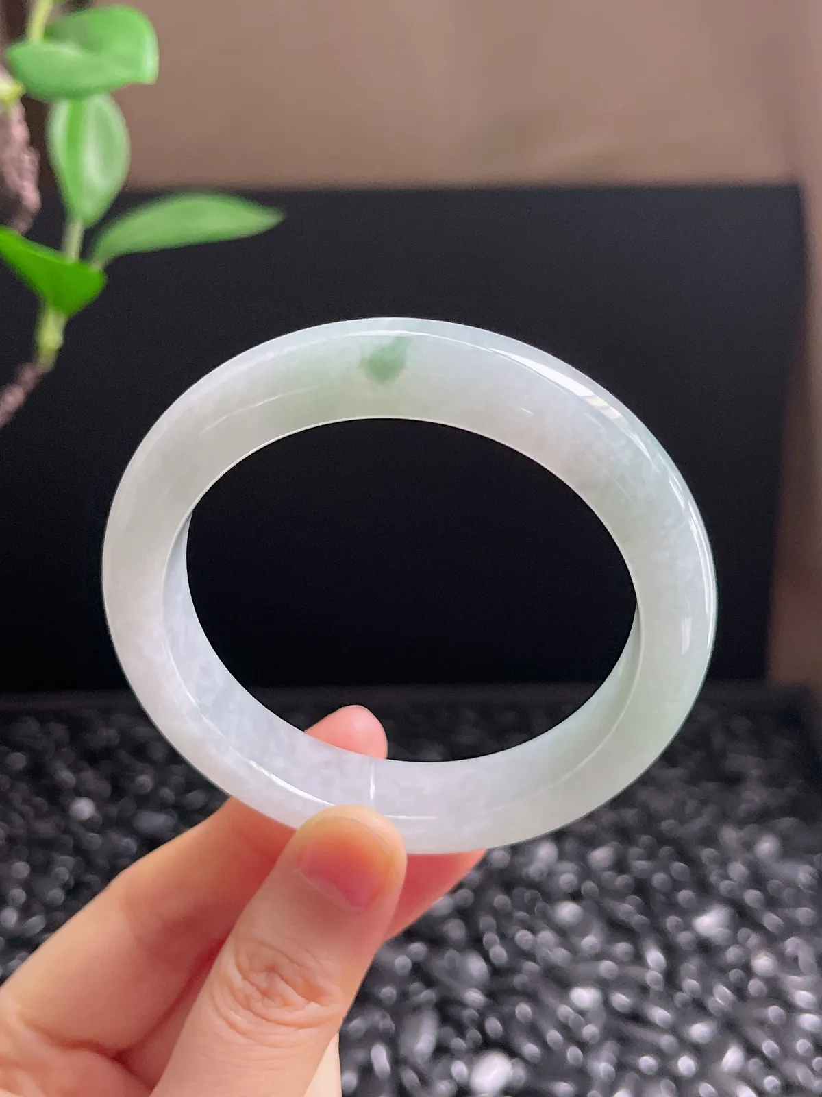 正圈56.2圈口，翡翠冰糯种飘绿手镯