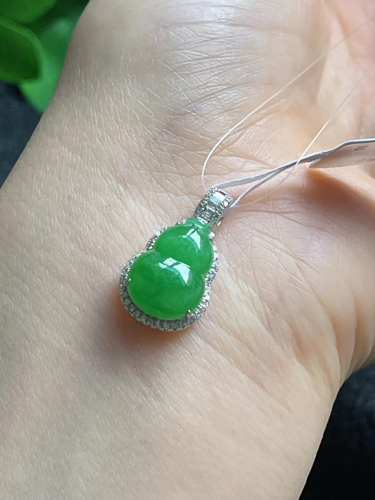 18k金镶嵌翡翠糯化种绿色葫芦